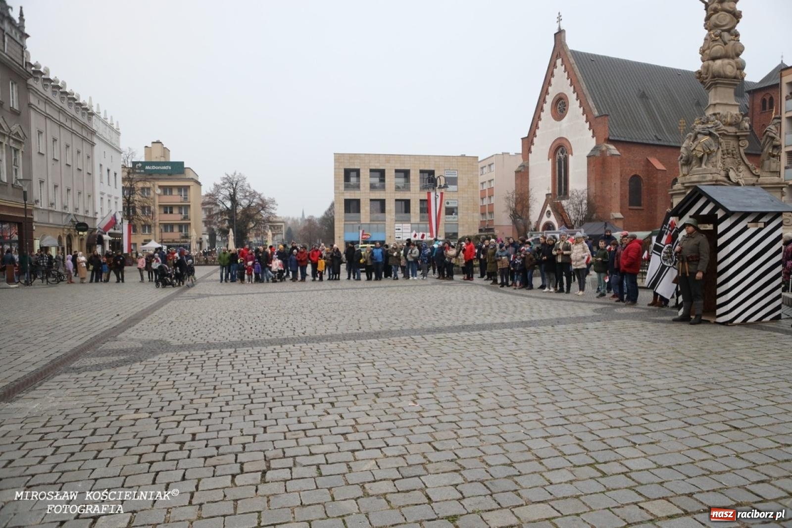 Zdjęcie w galerii na portalu naszraciborz.pl: Historyczne widowisko na raciborskim rynku – Polacy przejmują pruski posterunek [FOTO i WIDEO] wiadomości z regionu