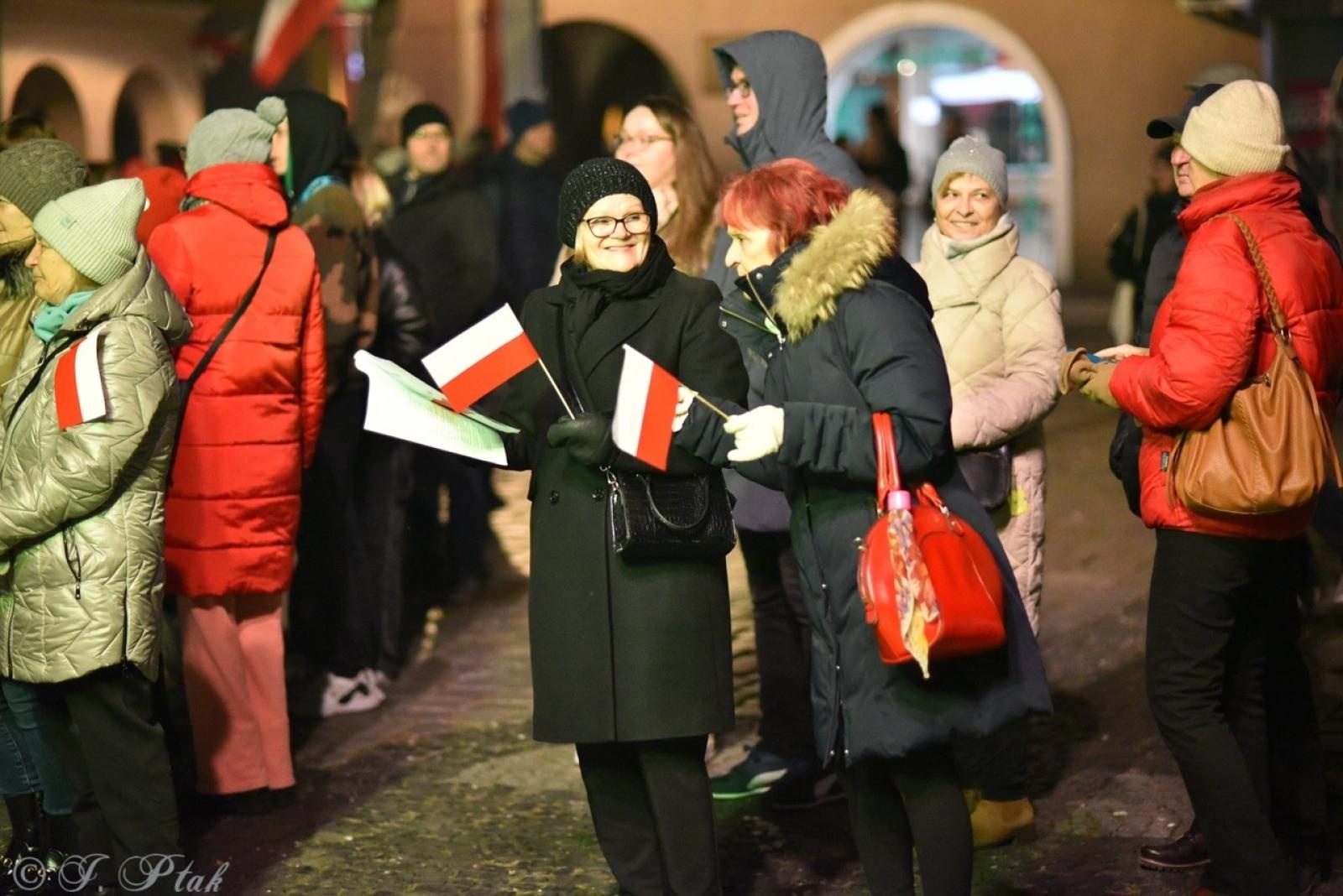 Zdjęcie w galerii na portalu naszraciborz.pl: Patriotyczne rytmy na Rynku – piknik Niepodległa w Raciborzu wiadomości z regionu