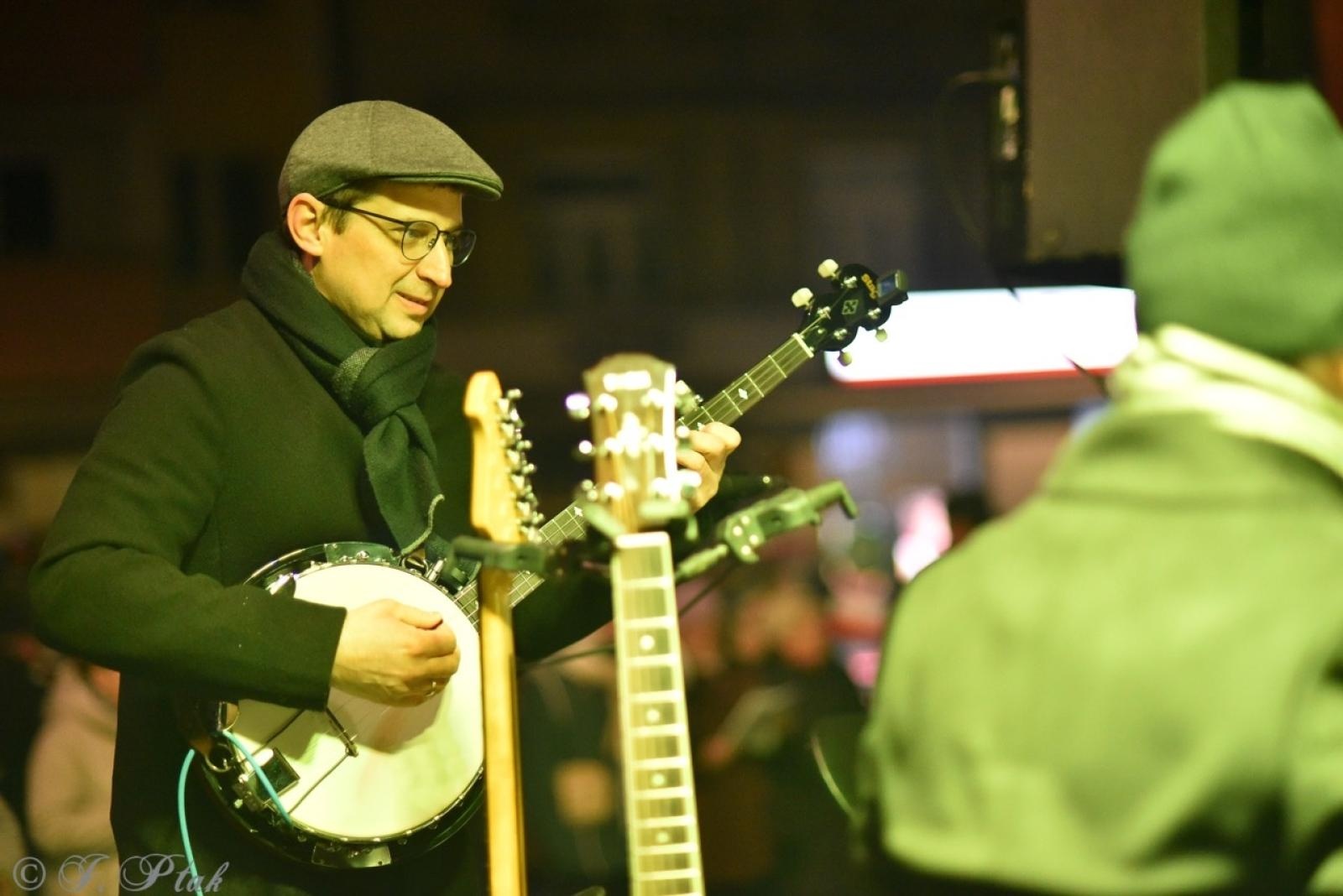 Zdjęcie w galerii na portalu naszraciborz.pl: Patriotyczne rytmy na Rynku – piknik Niepodległa w Raciborzu wiadomości z regionu