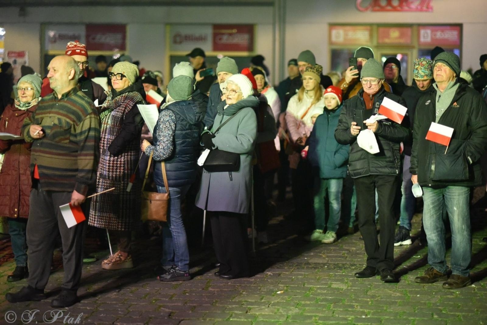 Zdjęcie w galerii na portalu naszraciborz.pl: Patriotyczne rytmy na Rynku – piknik Niepodległa w Raciborzu wiadomości z regionu