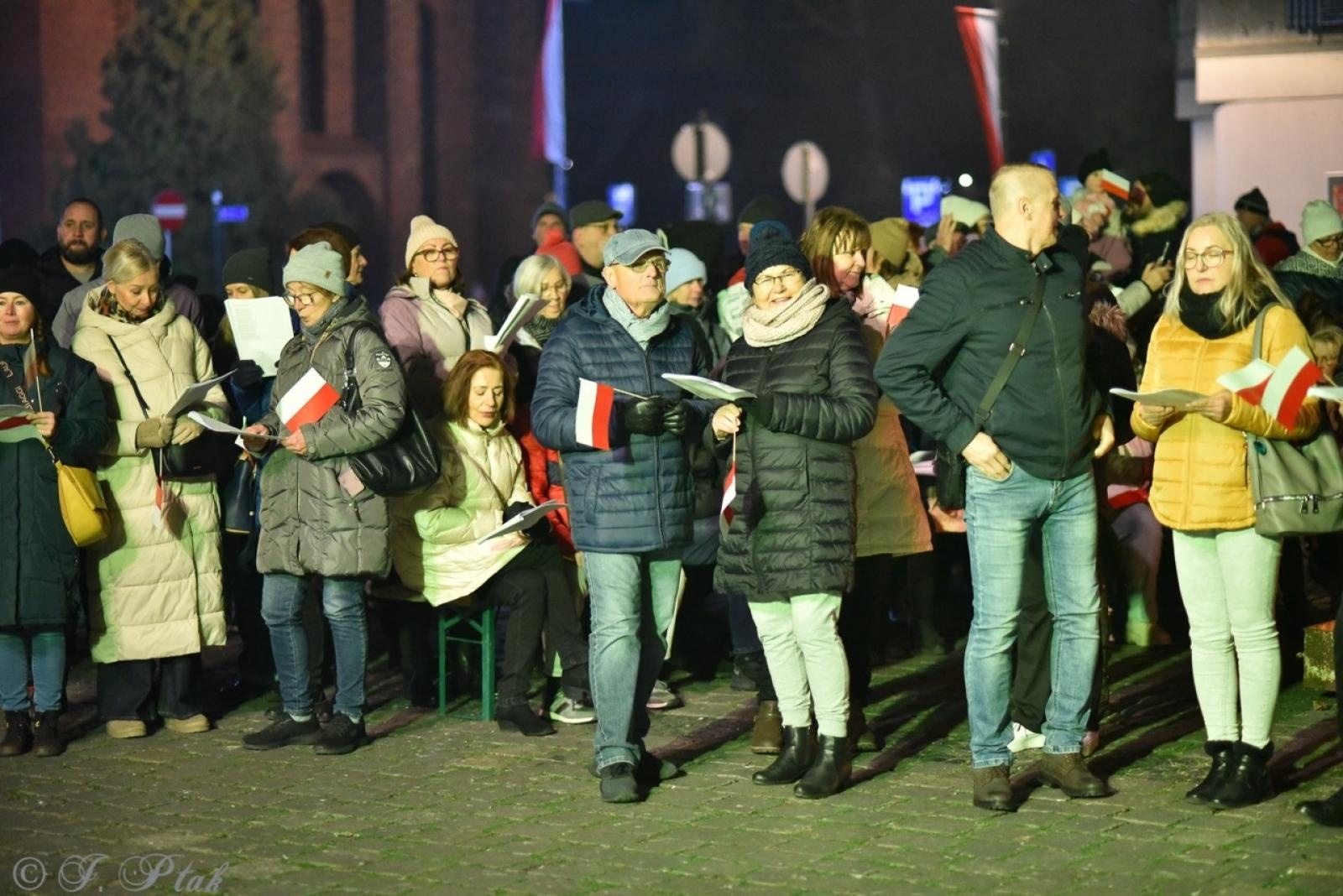 Zdjęcie w galerii na portalu naszraciborz.pl: Patriotyczne rytmy na Rynku – piknik Niepodległa w Raciborzu wiadomości z regionu