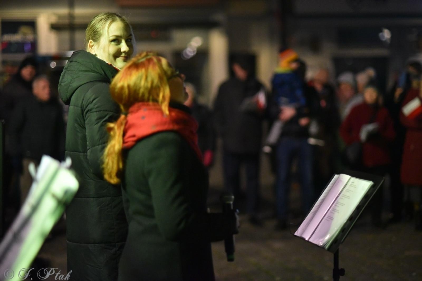 Zdjęcie w galerii na portalu naszraciborz.pl: Patriotyczne rytmy na Rynku – piknik Niepodległa w Raciborzu wiadomości z regionu