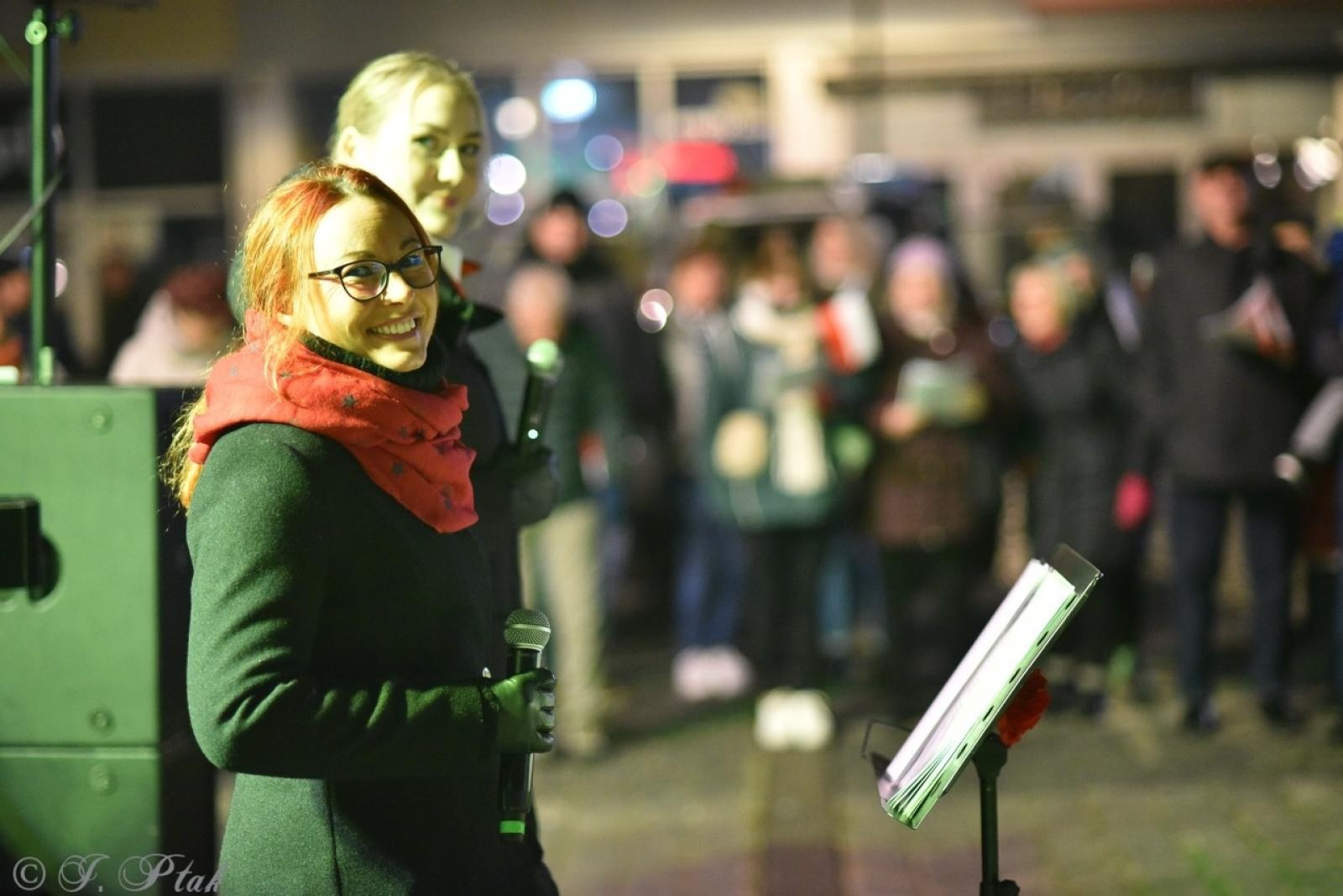 Zdjęcie w galerii na portalu naszraciborz.pl: Patriotyczne rytmy na Rynku – piknik Niepodległa w Raciborzu wiadomości z regionu