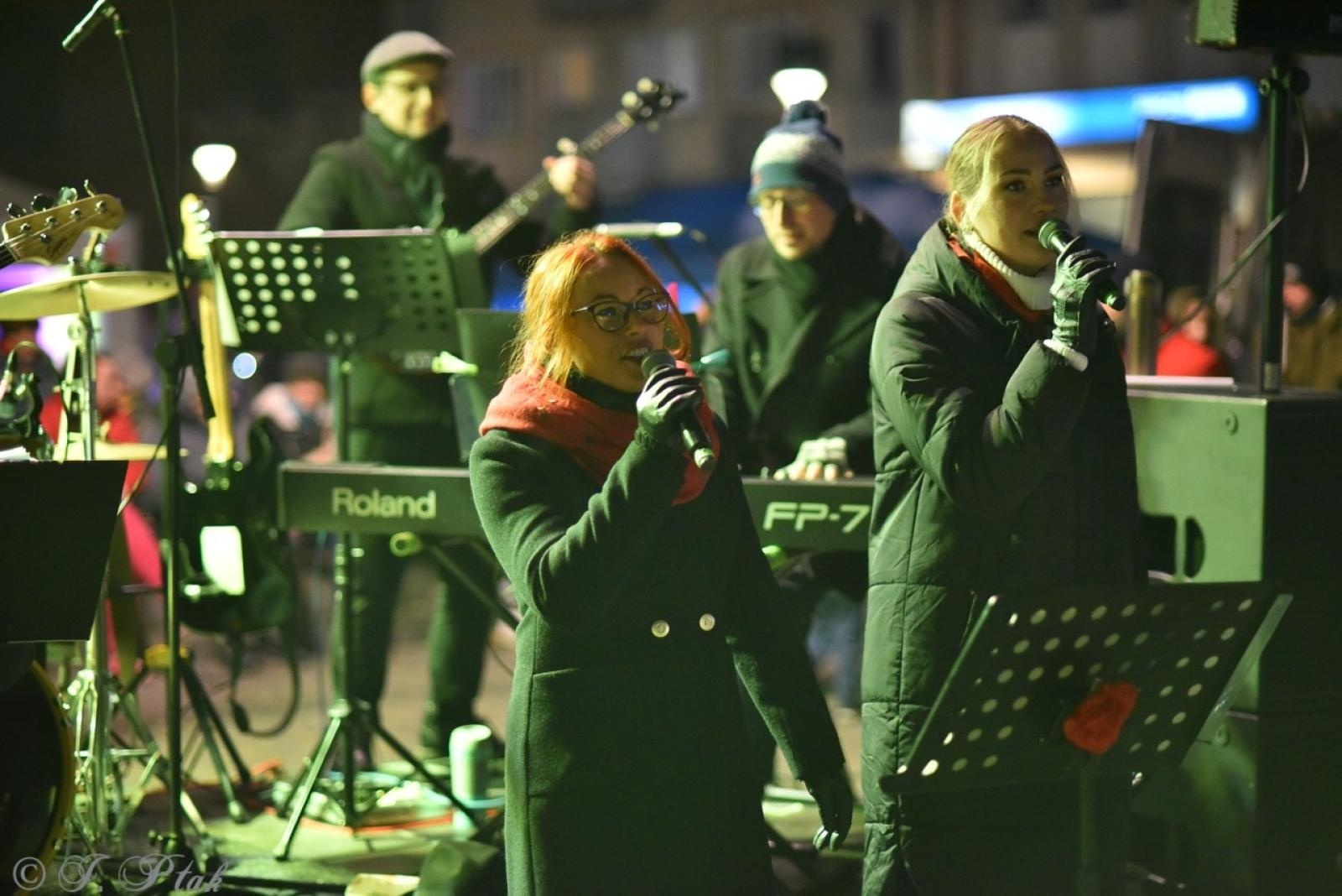 Zdjęcie w galerii na portalu naszraciborz.pl: Patriotyczne rytmy na Rynku – piknik Niepodległa w Raciborzu wiadomości z regionu