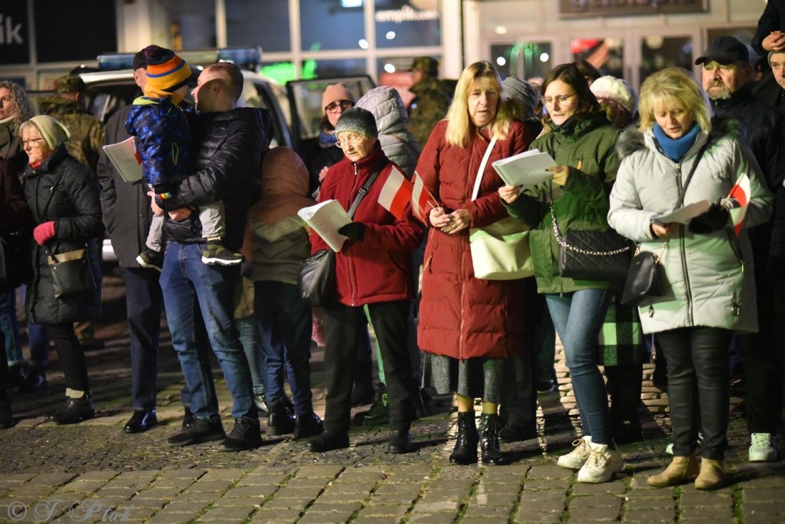 Zdjęcie w galerii na portalu naszraciborz.pl: Patriotyczne rytmy na Rynku – piknik Niepodległa w Raciborzu wiadomości z regionu