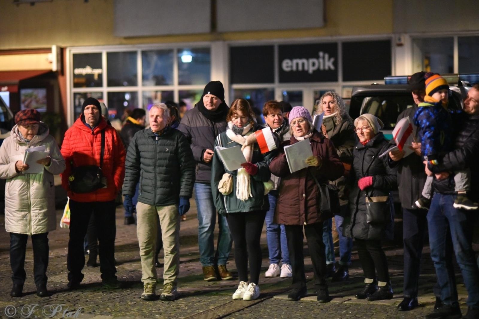 Zdjęcie w galerii na portalu naszraciborz.pl: Patriotyczne rytmy na Rynku – piknik Niepodległa w Raciborzu wiadomości z regionu