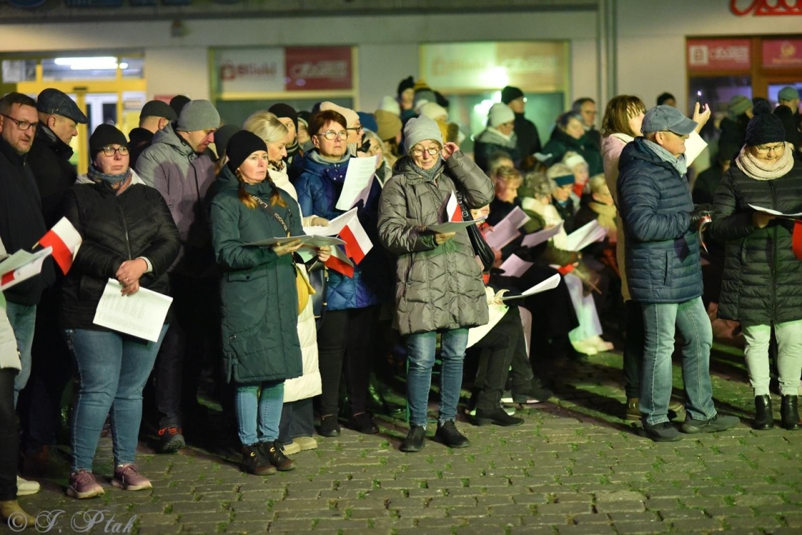 Zdjęcie w galerii na portalu naszraciborz.pl: Patriotyczne rytmy na Rynku – piknik Niepodległa w Raciborzu wiadomości z regionu