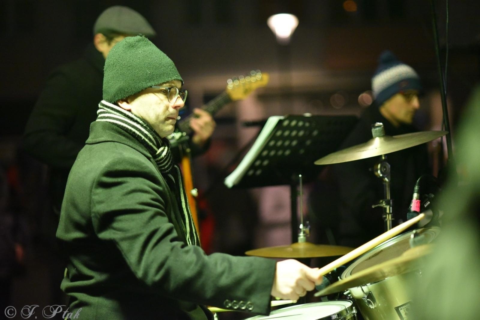 Zdjęcie w galerii na portalu naszraciborz.pl: Patriotyczne rytmy na Rynku – piknik Niepodległa w Raciborzu wiadomości z regionu