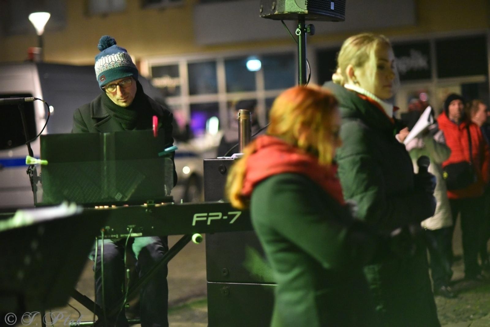 Zdjęcie w galerii na portalu naszraciborz.pl: Patriotyczne rytmy na Rynku – piknik Niepodległa w Raciborzu wiadomości z regionu
