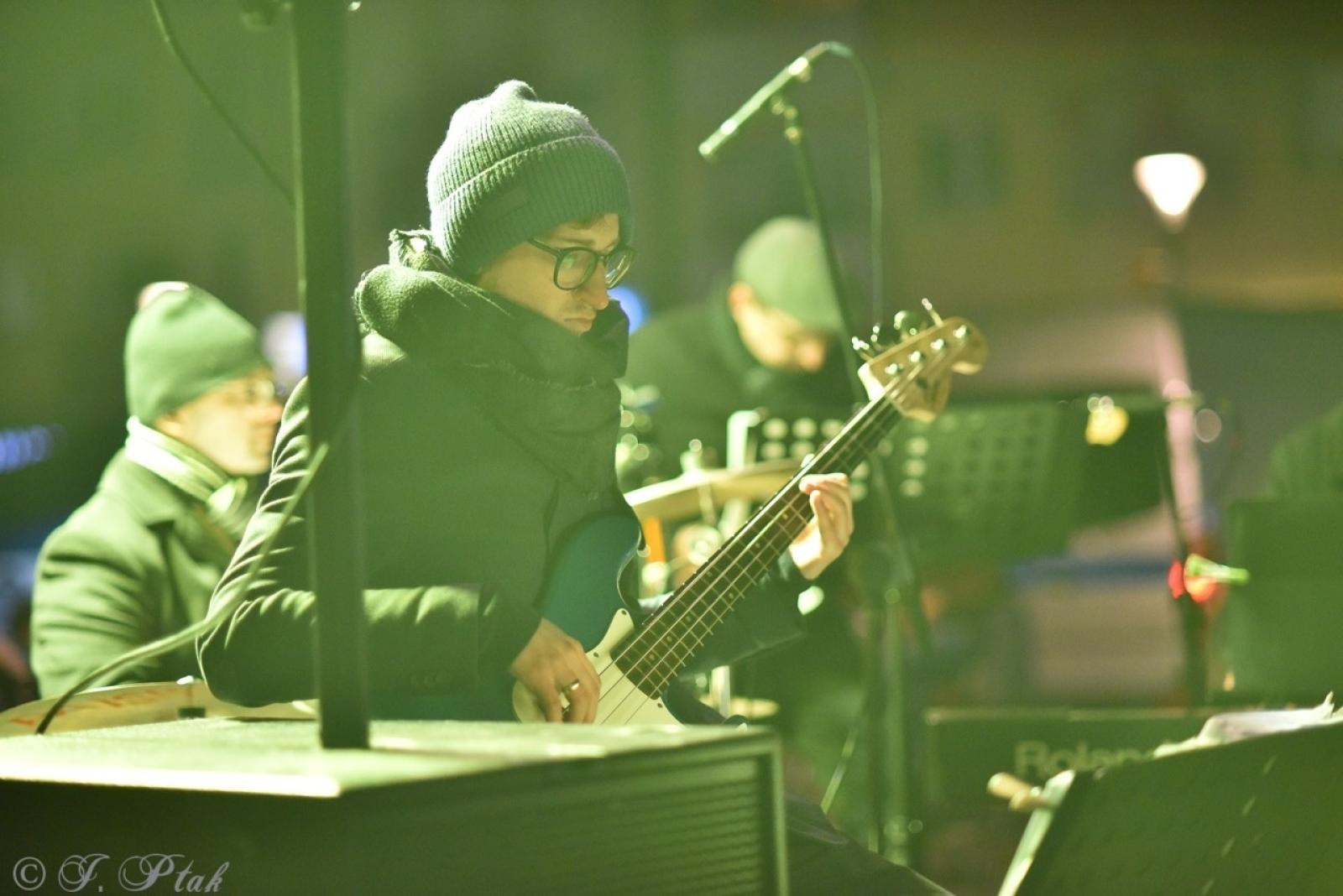 Zdjęcie w galerii na portalu naszraciborz.pl: Patriotyczne rytmy na Rynku – piknik Niepodległa w Raciborzu wiadomości z regionu