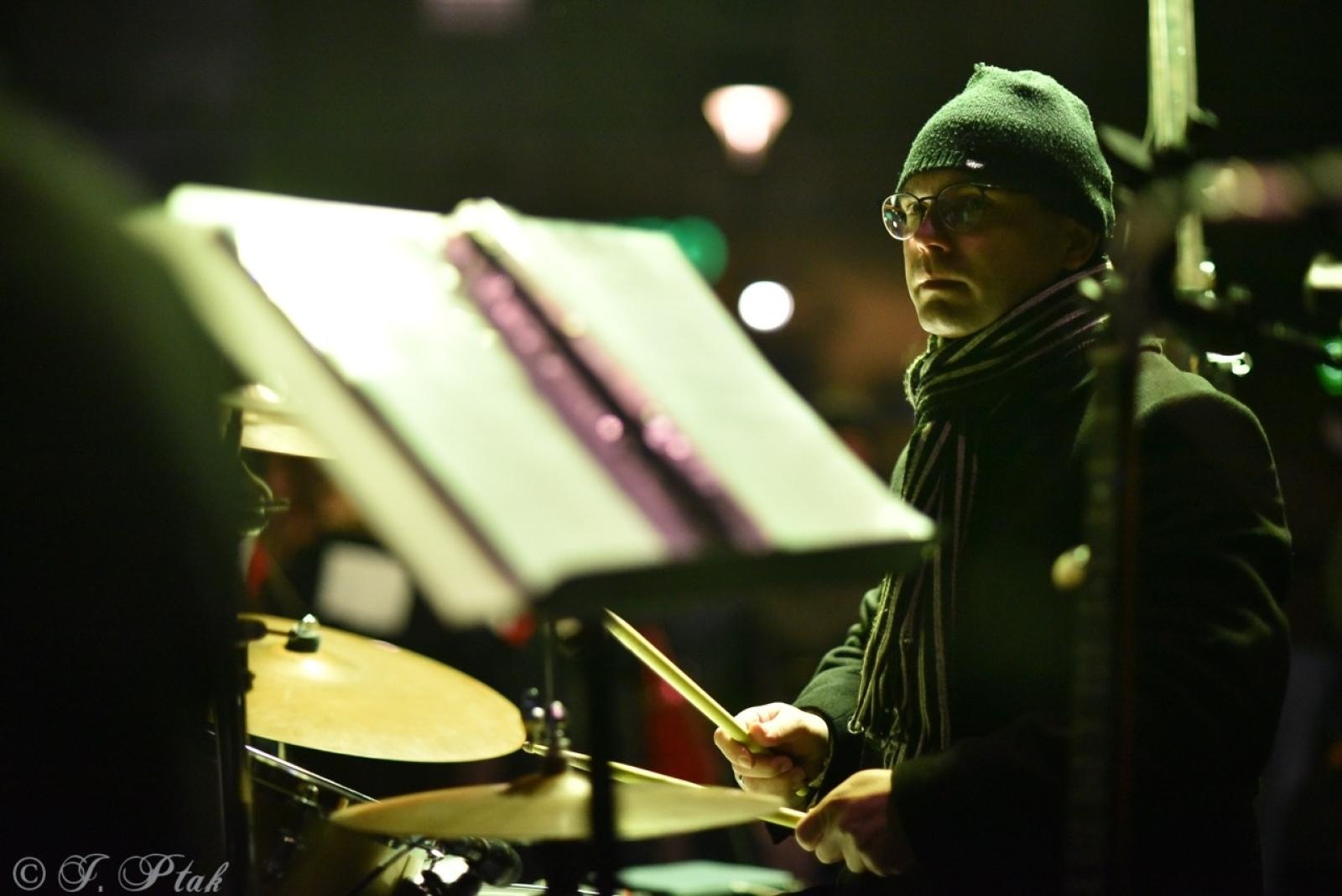 Zdjęcie w galerii na portalu naszraciborz.pl: Patriotyczne rytmy na Rynku – piknik Niepodległa w Raciborzu wiadomości z regionu