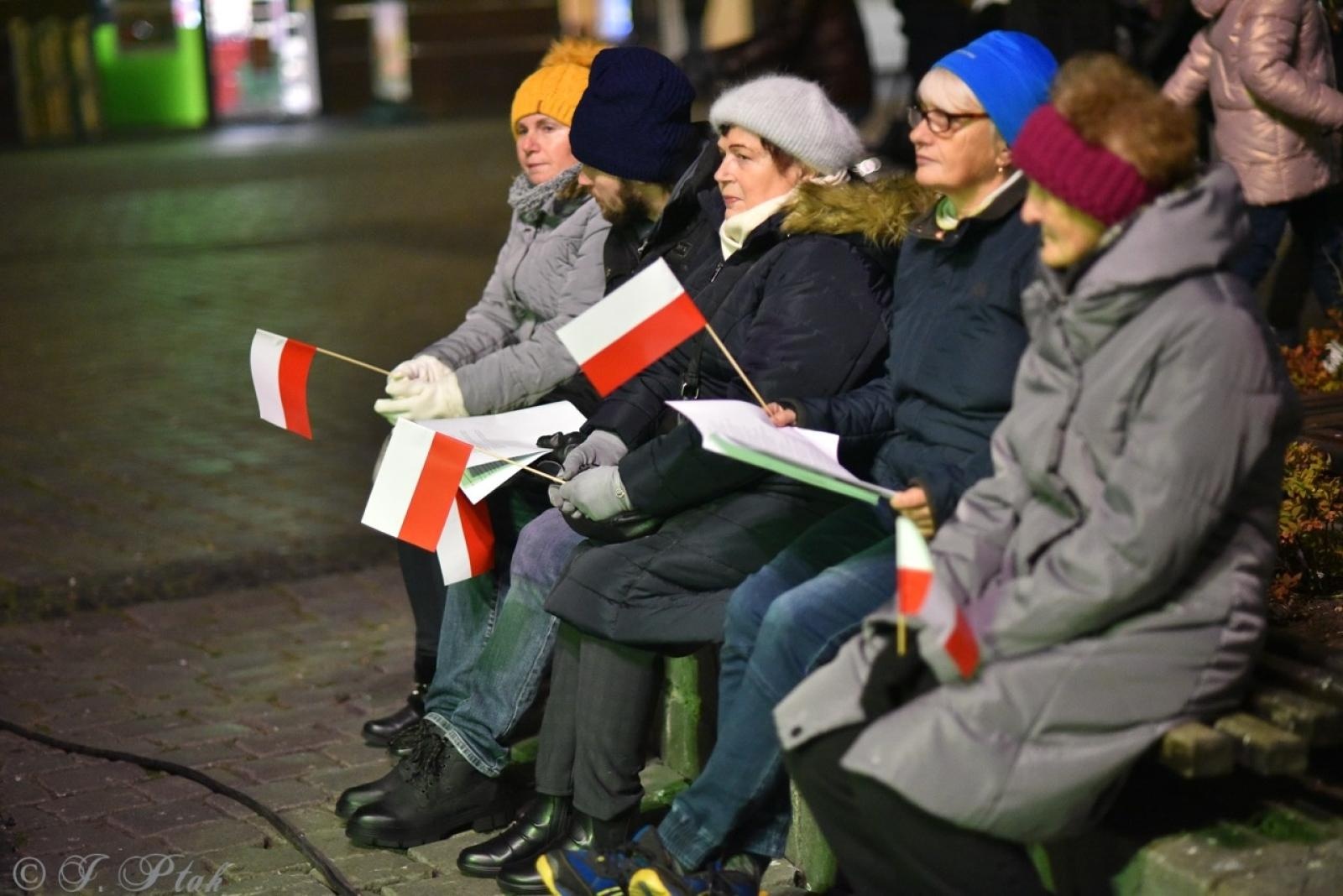 Zdjęcie w galerii na portalu naszraciborz.pl: Patriotyczne rytmy na Rynku – piknik Niepodległa w Raciborzu wiadomości z regionu