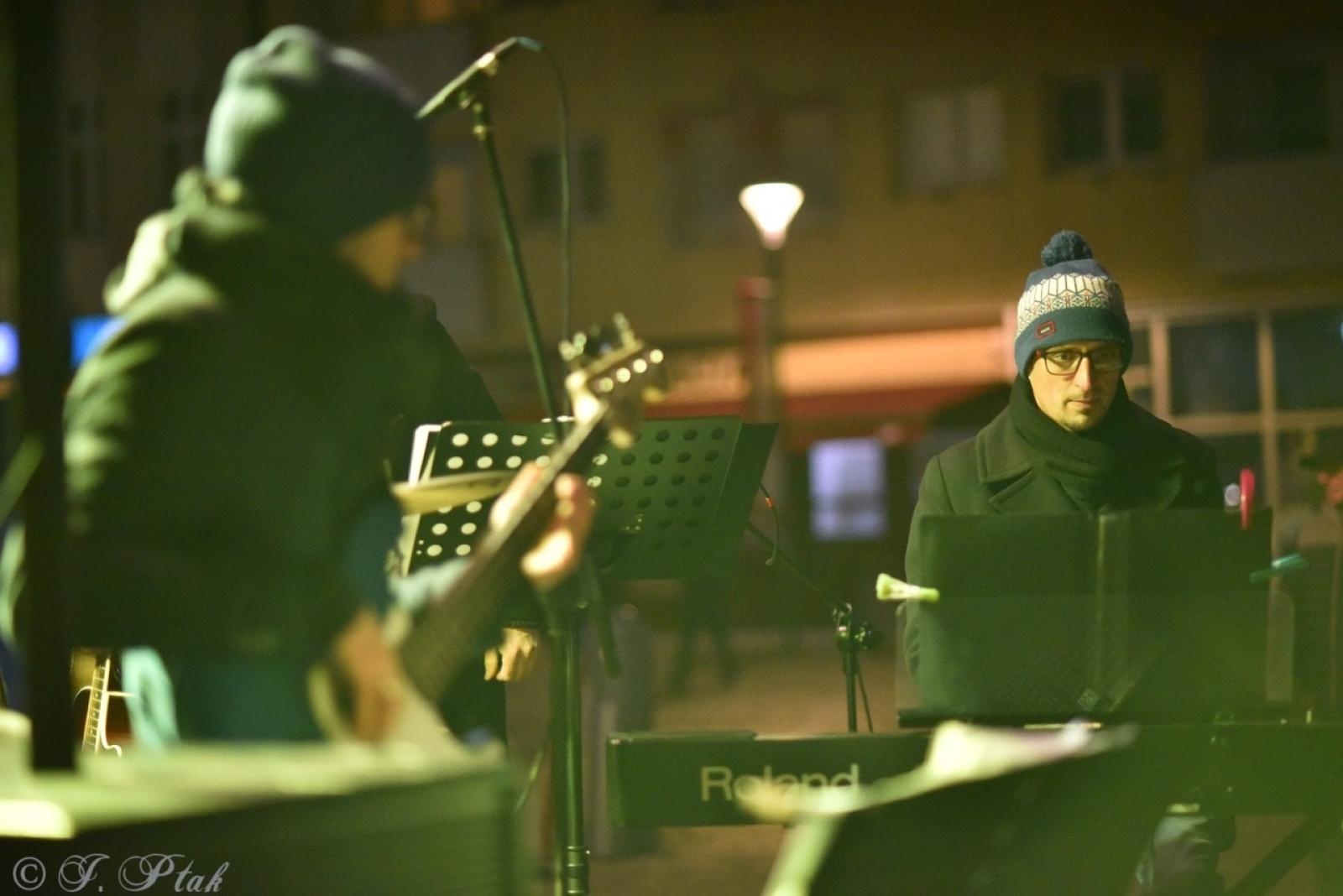 Zdjęcie w galerii na portalu naszraciborz.pl: Patriotyczne rytmy na Rynku – piknik Niepodległa w Raciborzu wiadomości z regionu