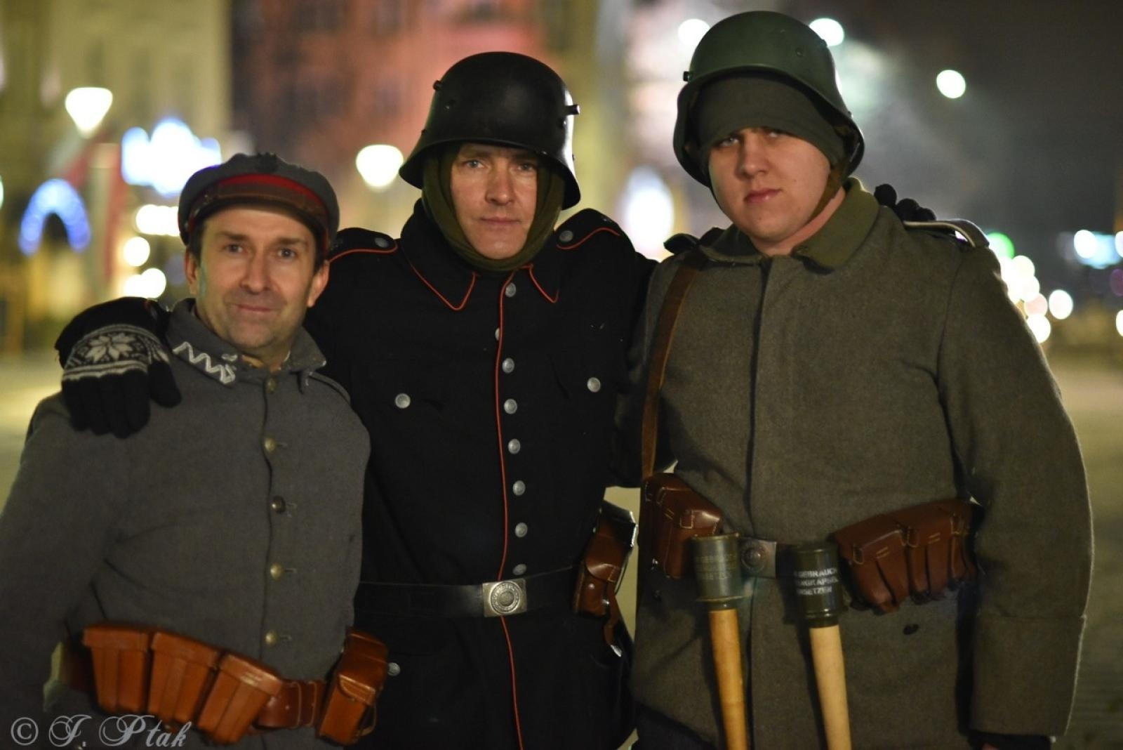 Zdjęcie w galerii na portalu naszraciborz.pl: Patriotyczne rytmy na Rynku – piknik Niepodległa w Raciborzu wiadomości z regionu