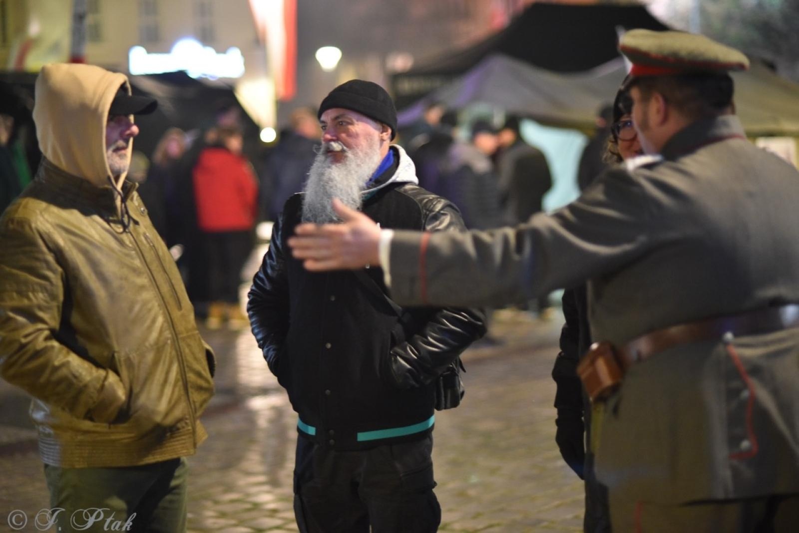 Zdjęcie w galerii na portalu naszraciborz.pl: Patriotyczne rytmy na Rynku – piknik Niepodległa w Raciborzu wiadomości z regionu