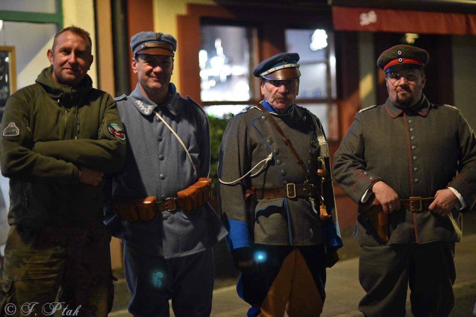 Zdjęcie w galerii na portalu naszraciborz.pl: Patriotyczne rytmy na Rynku – piknik Niepodległa w Raciborzu wiadomości z regionu