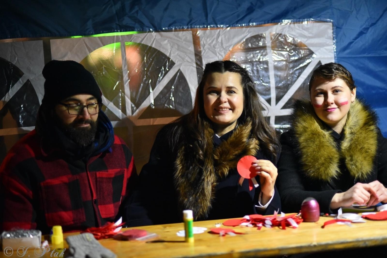 Zdjęcie w galerii na portalu naszraciborz.pl: Patriotyczne rytmy na Rynku – piknik Niepodległa w Raciborzu wiadomości z regionu