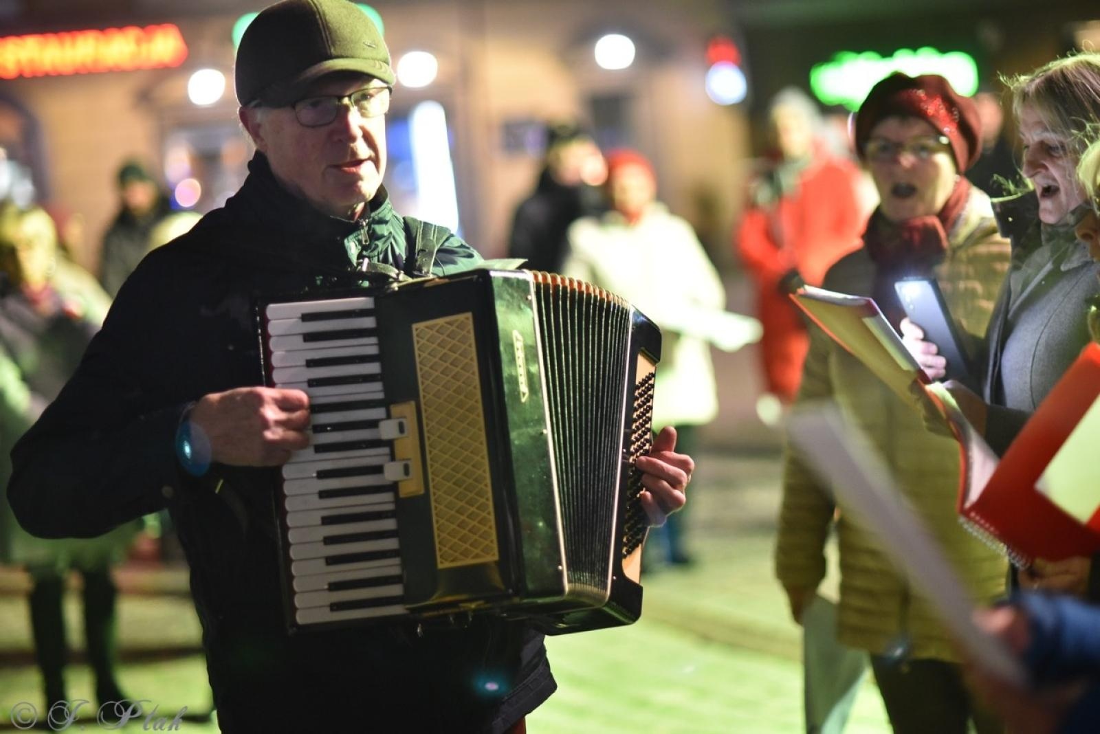 Zdjęcie w galerii na portalu naszraciborz.pl: Patriotyczne rytmy na Rynku – piknik Niepodległa w Raciborzu wiadomości z regionu