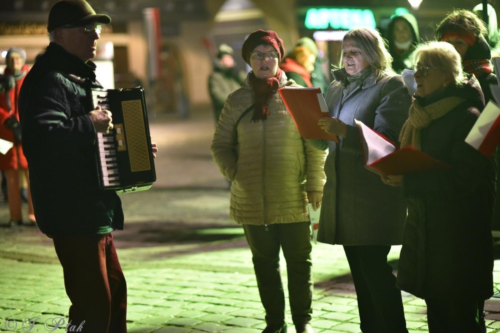 Zdjęcie w galerii na portalu naszraciborz.pl: Patriotyczne rytmy na Rynku – piknik Niepodległa w Raciborzu wiadomości z regionu