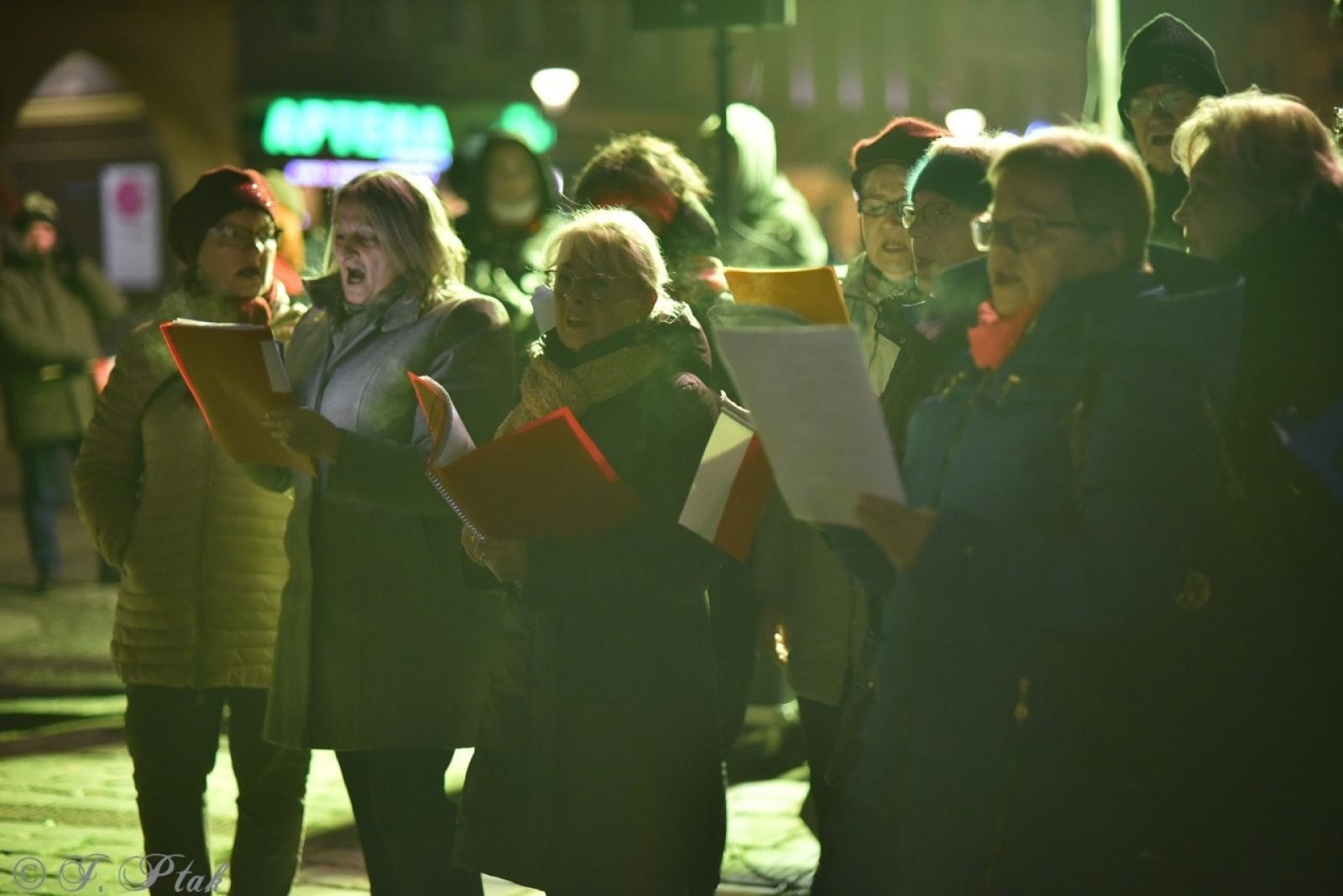 Zdjęcie w galerii na portalu naszraciborz.pl: Patriotyczne rytmy na Rynku – piknik Niepodległa w Raciborzu wiadomości z regionu