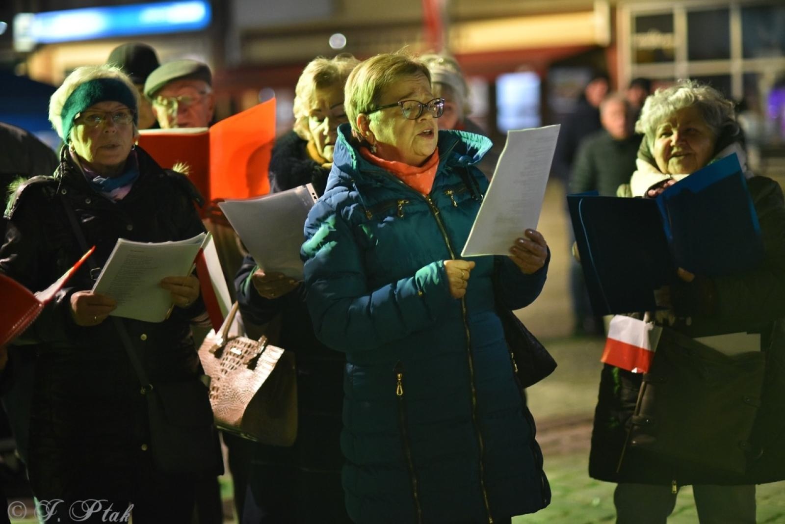 Zdjęcie w galerii na portalu naszraciborz.pl: Patriotyczne rytmy na Rynku – piknik Niepodległa w Raciborzu wiadomości z regionu