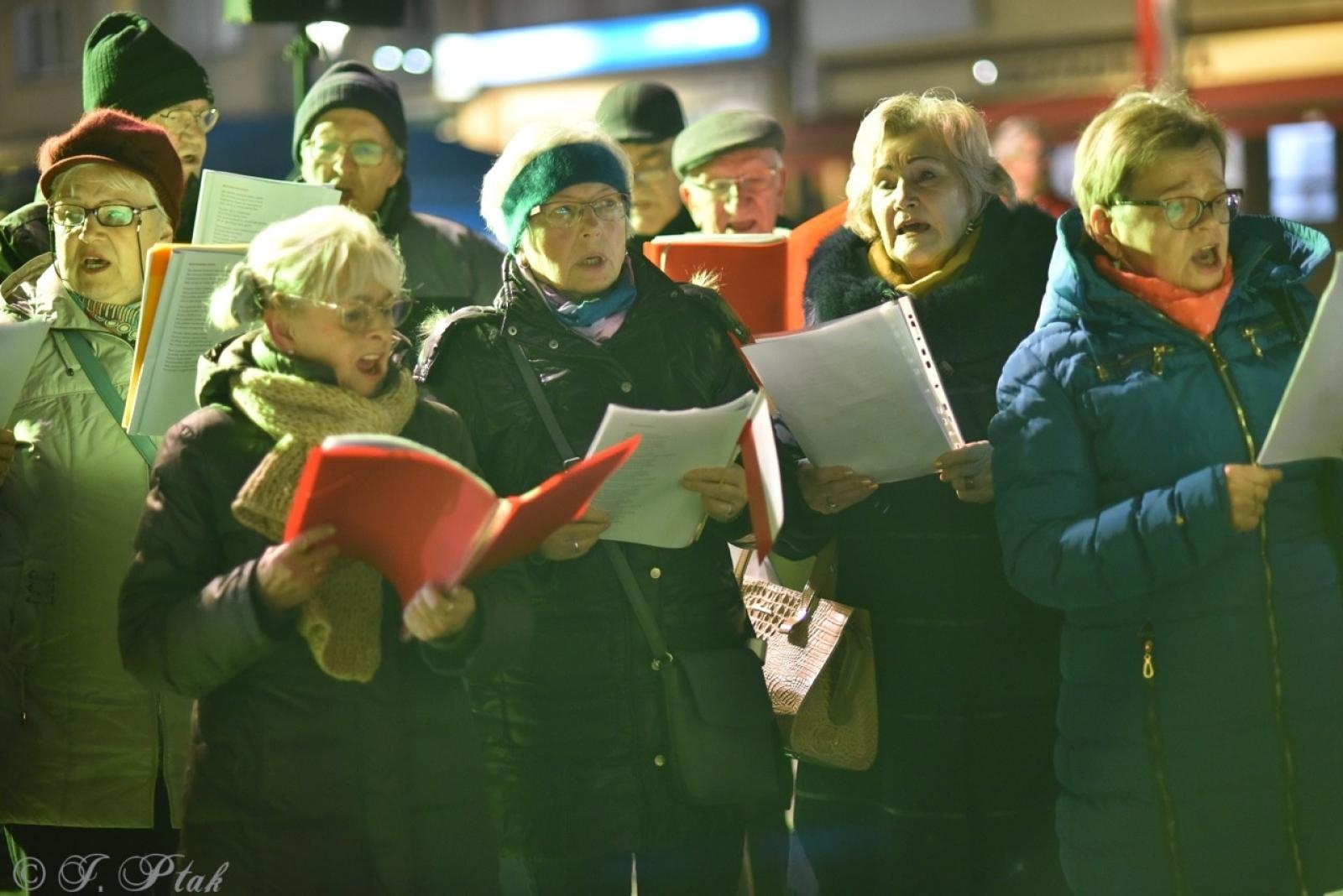 Zdjęcie w galerii na portalu naszraciborz.pl: Patriotyczne rytmy na Rynku – piknik Niepodległa w Raciborzu wiadomości z regionu