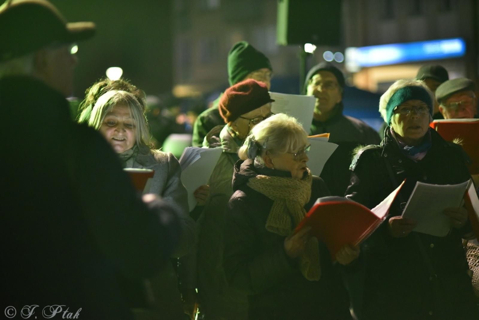 Zdjęcie w galerii na portalu naszraciborz.pl: Patriotyczne rytmy na Rynku – piknik Niepodległa w Raciborzu wiadomości z regionu