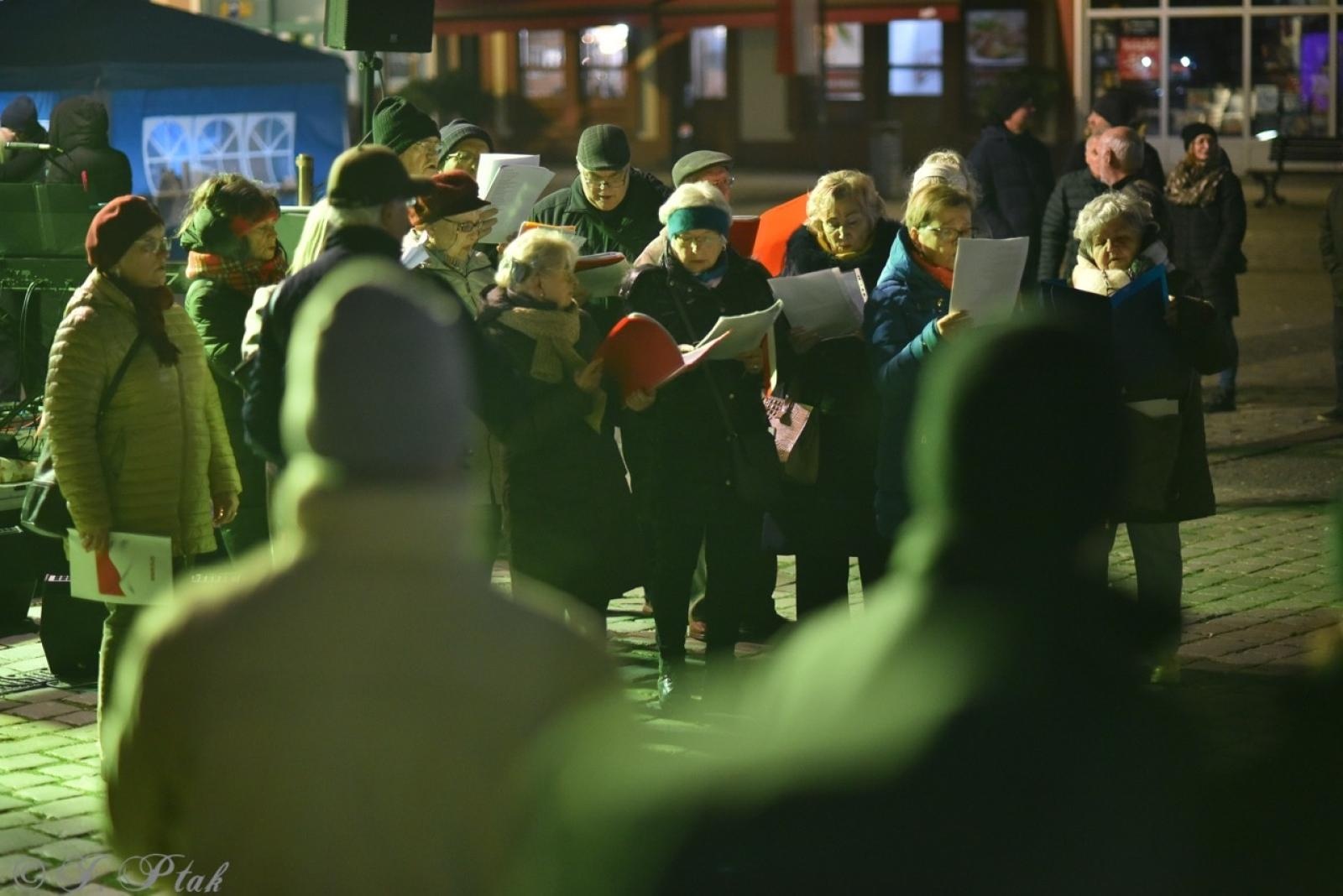 Zdjęcie w galerii na portalu naszraciborz.pl: Patriotyczne rytmy na Rynku – piknik Niepodległa w Raciborzu wiadomości z regionu