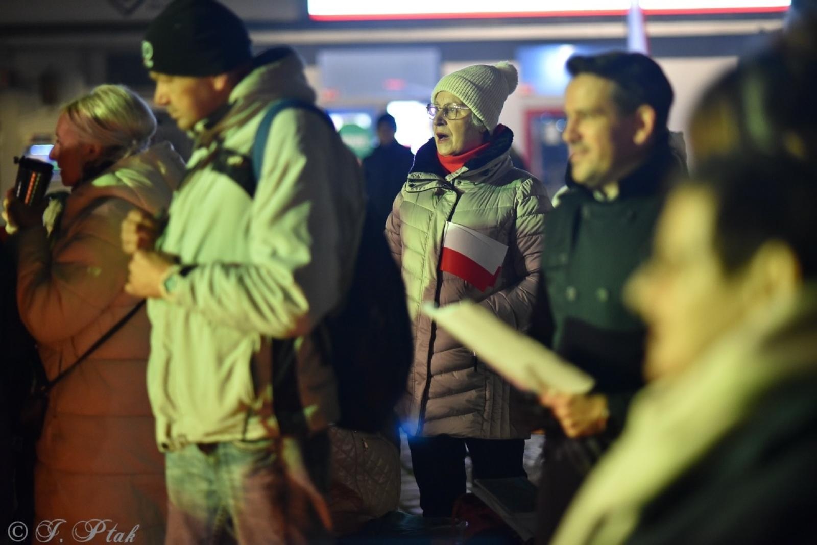 Zdjęcie w galerii na portalu naszraciborz.pl: Patriotyczne rytmy na Rynku – piknik Niepodległa w Raciborzu wiadomości z regionu