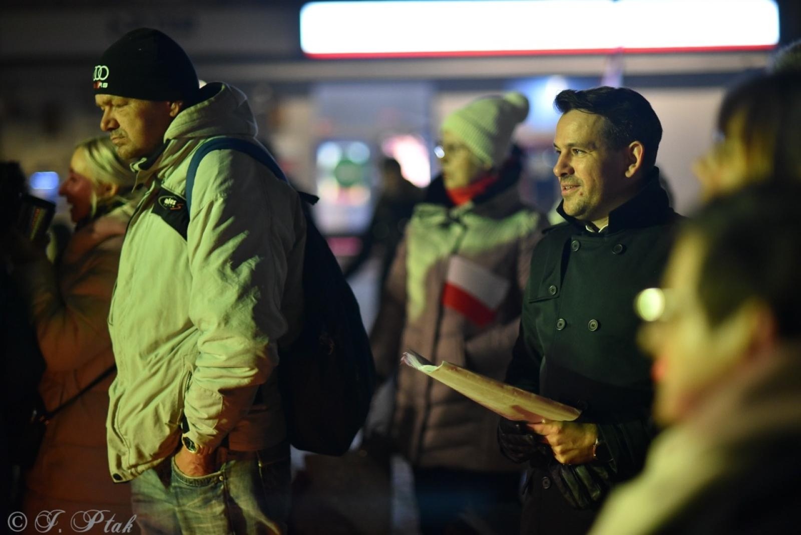 Zdjęcie w galerii na portalu naszraciborz.pl: Patriotyczne rytmy na Rynku – piknik Niepodległa w Raciborzu wiadomości z regionu