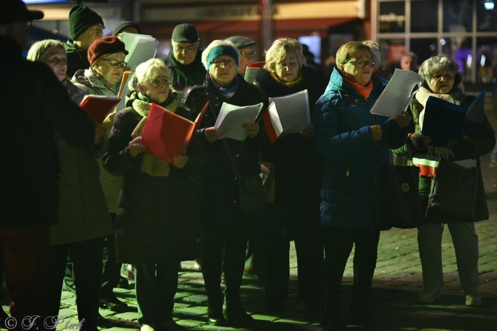 Zdjęcie w galerii na portalu naszraciborz.pl: Patriotyczne rytmy na Rynku – piknik Niepodległa w Raciborzu wiadomości z regionu