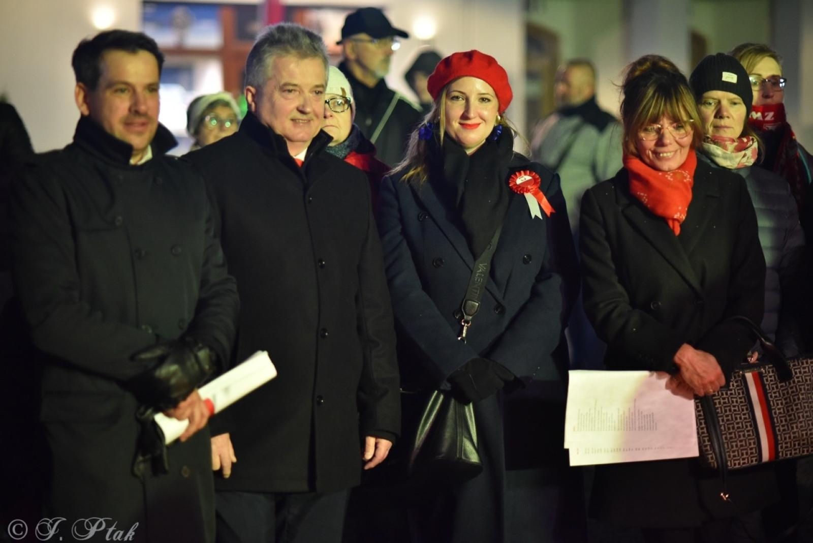 Zdjęcie w galerii na portalu naszraciborz.pl: Patriotyczne rytmy na Rynku – piknik Niepodległa w Raciborzu wiadomości z regionu