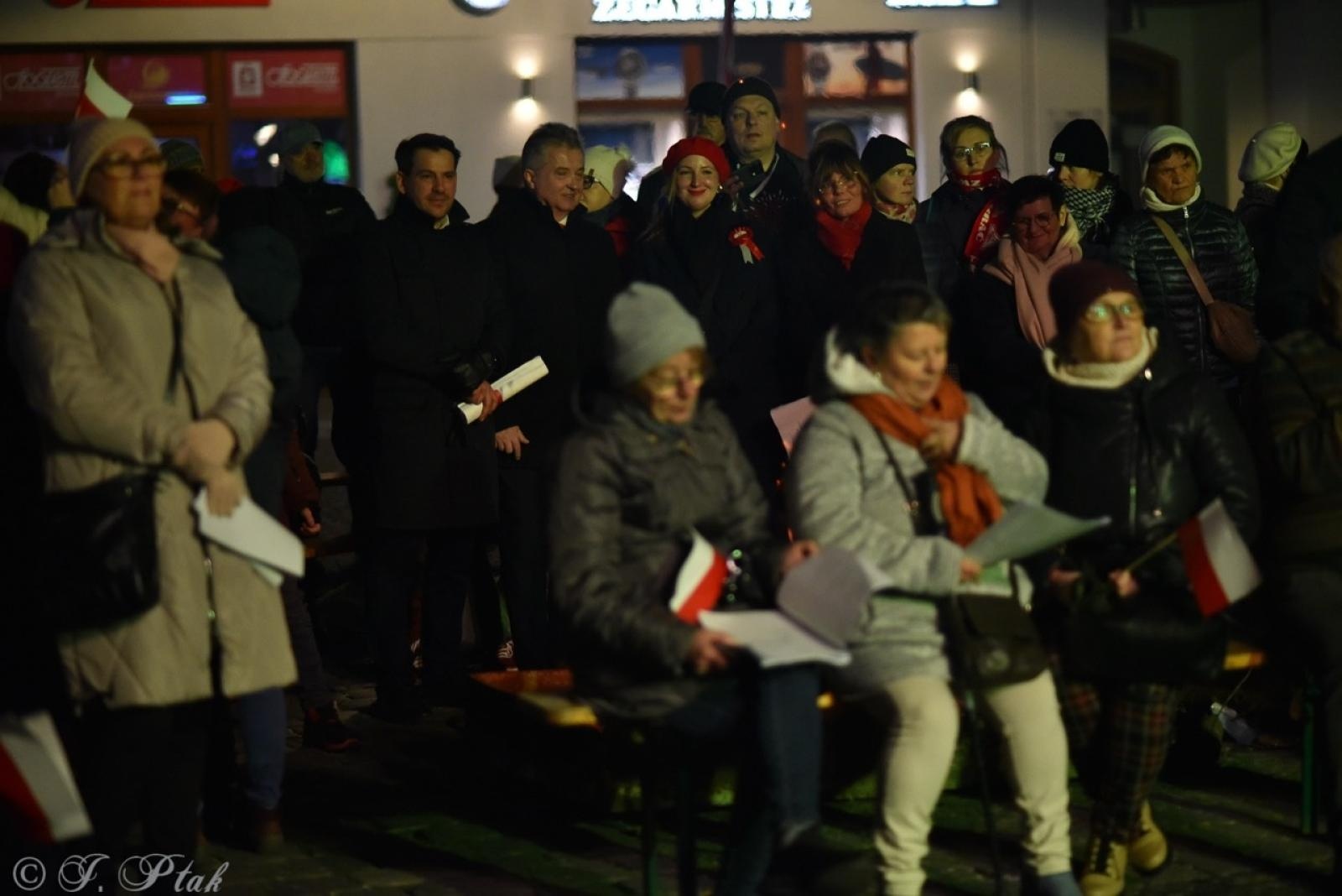Zdjęcie w galerii na portalu naszraciborz.pl: Patriotyczne rytmy na Rynku – piknik Niepodległa w Raciborzu wiadomości z regionu