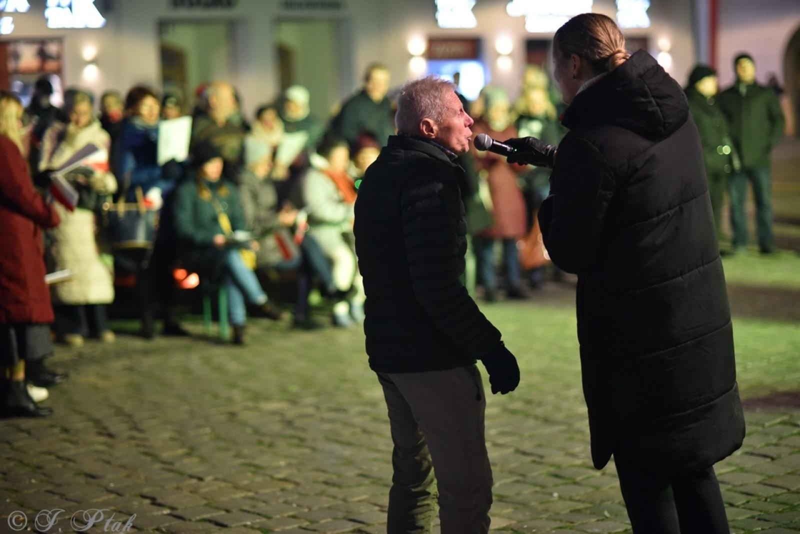 Zdjęcie w galerii na portalu naszraciborz.pl: Patriotyczne rytmy na Rynku – piknik Niepodległa w Raciborzu wiadomości z regionu