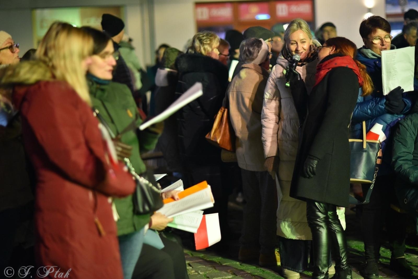 Zdjęcie w galerii na portalu naszraciborz.pl: Patriotyczne rytmy na Rynku – piknik Niepodległa w Raciborzu wiadomości z regionu