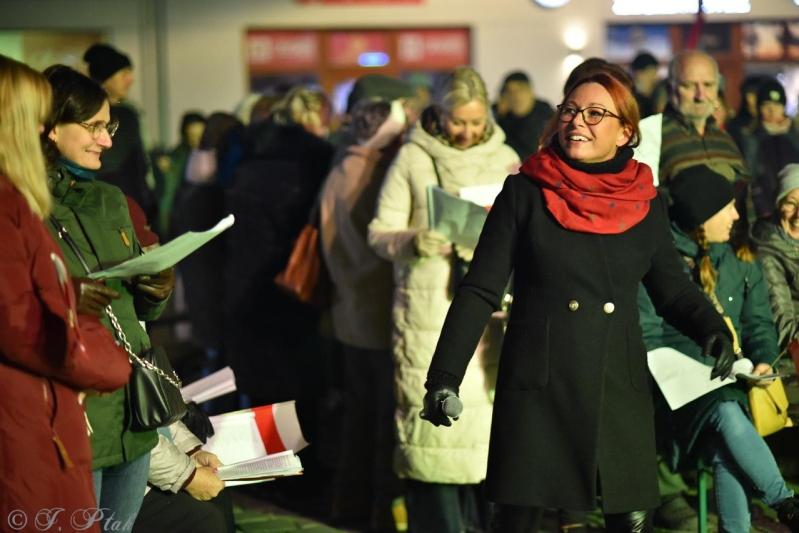 Zdjęcie w galerii na portalu naszraciborz.pl: Patriotyczne rytmy na Rynku – piknik Niepodległa w Raciborzu wiadomości z regionu