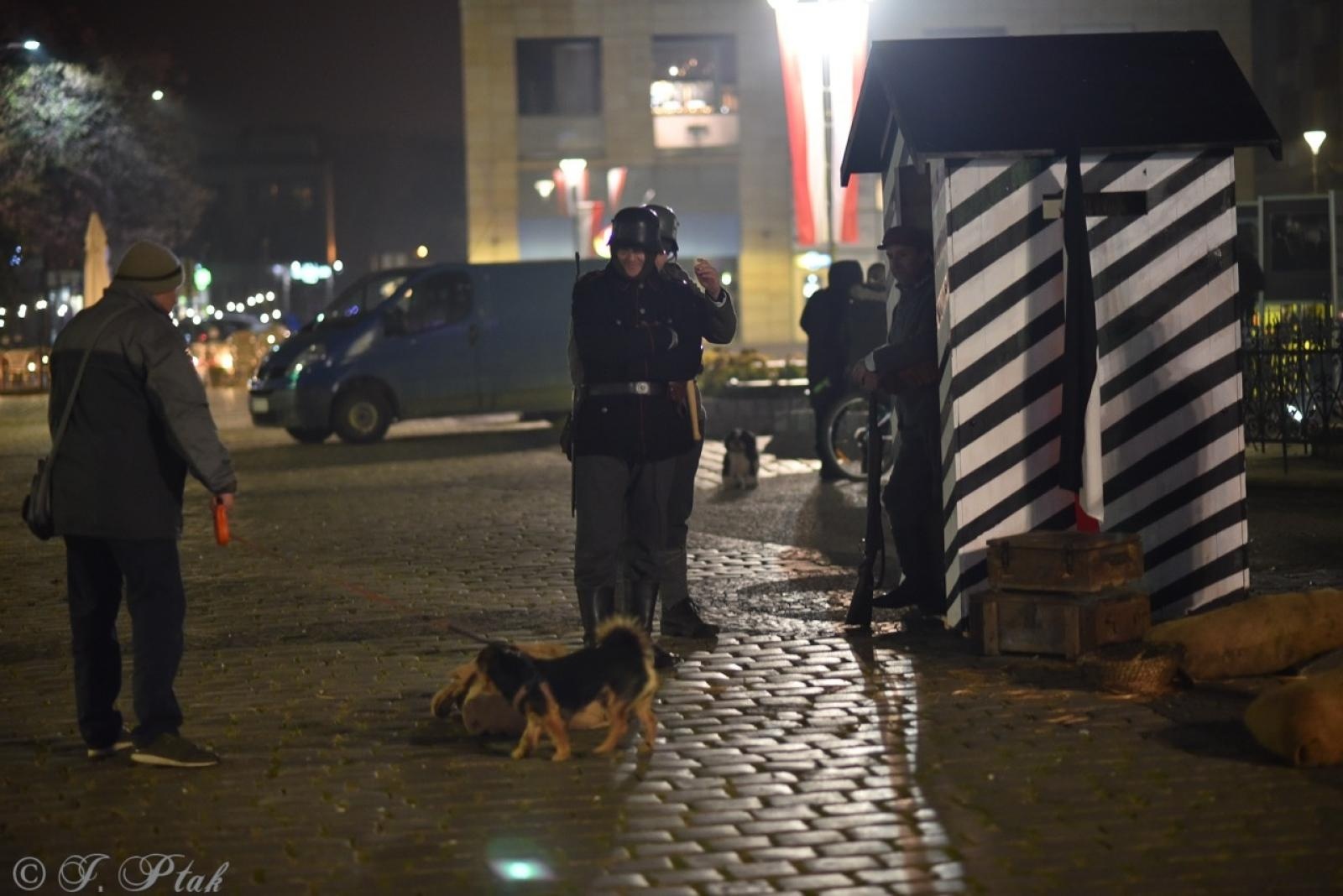 Zdjęcie w galerii na portalu naszraciborz.pl: Patriotyczne rytmy na Rynku – piknik Niepodległa w Raciborzu wiadomości z regionu