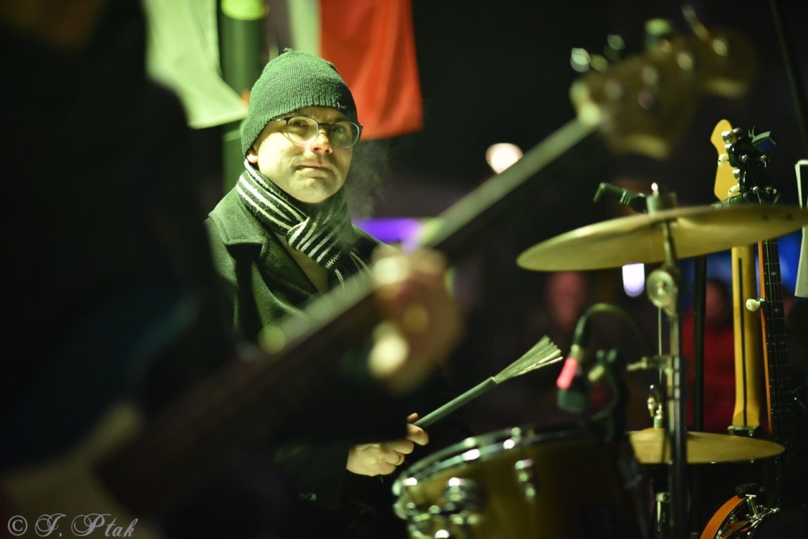 Zdjęcie w galerii na portalu naszraciborz.pl: Patriotyczne rytmy na Rynku – piknik Niepodległa w Raciborzu wiadomości z regionu