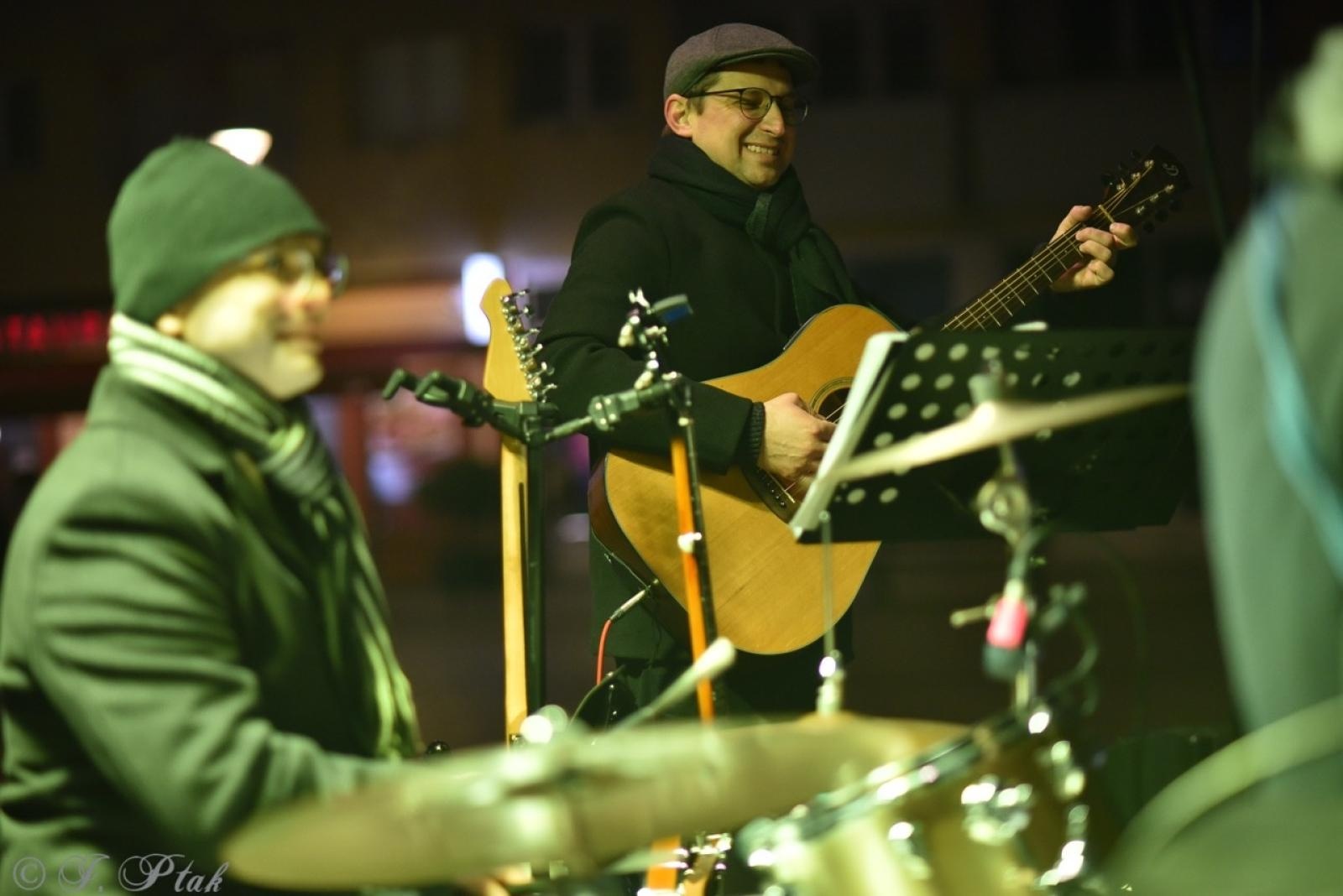 Zdjęcie w galerii na portalu naszraciborz.pl: Patriotyczne rytmy na Rynku – piknik Niepodległa w Raciborzu wiadomości z regionu