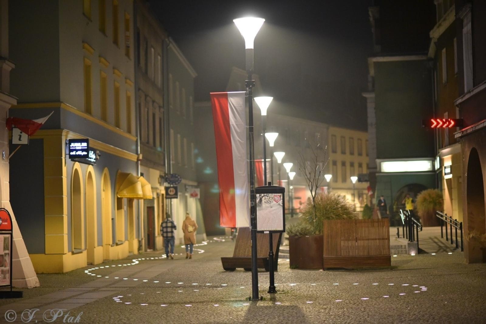 Zdjęcie w galerii na portalu naszraciborz.pl: Patriotyczne rytmy na Rynku – piknik Niepodległa w Raciborzu wiadomości z regionu