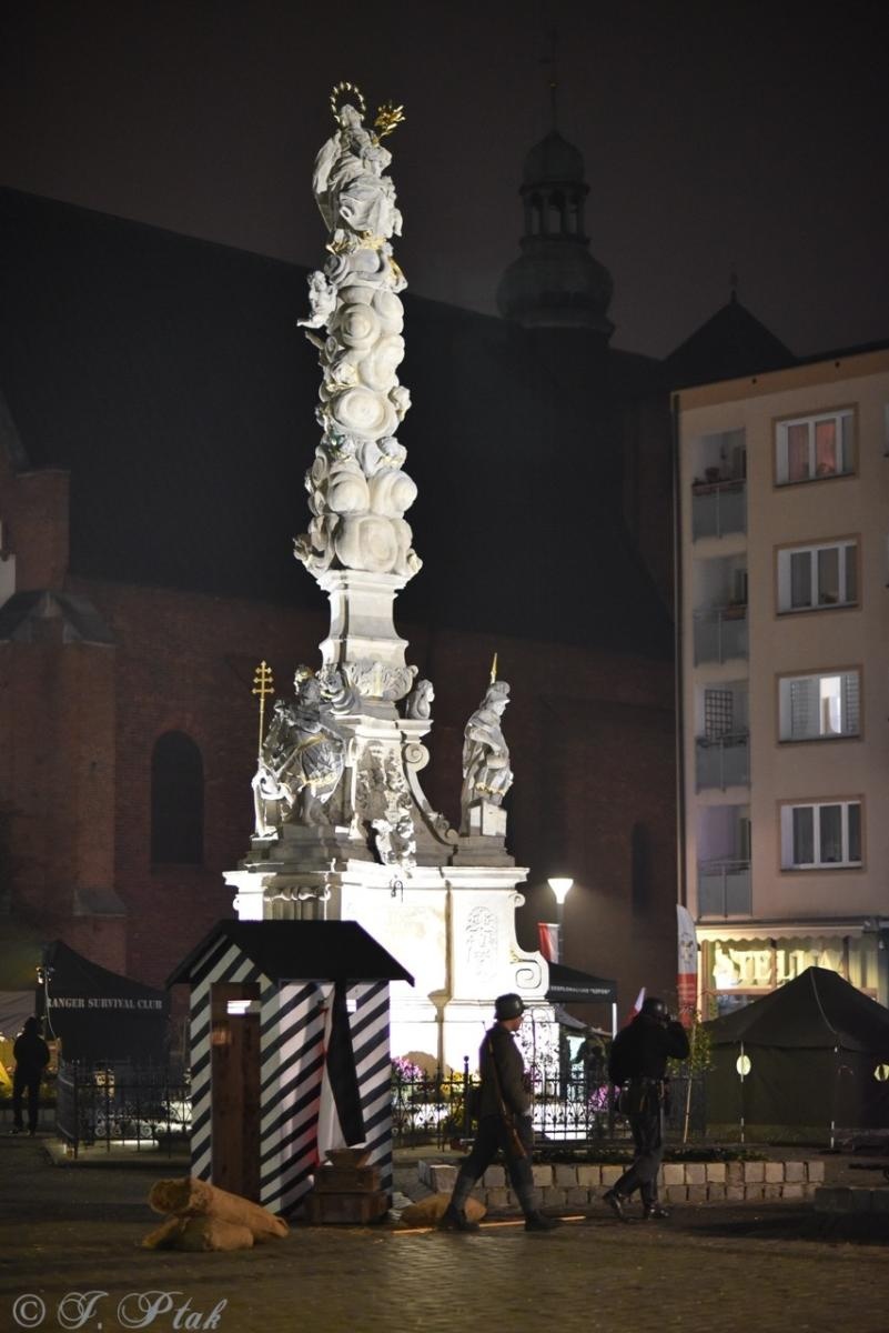 Zdjęcie w galerii na portalu naszraciborz.pl: Patriotyczne rytmy na Rynku – piknik Niepodległa w Raciborzu wiadomości z regionu