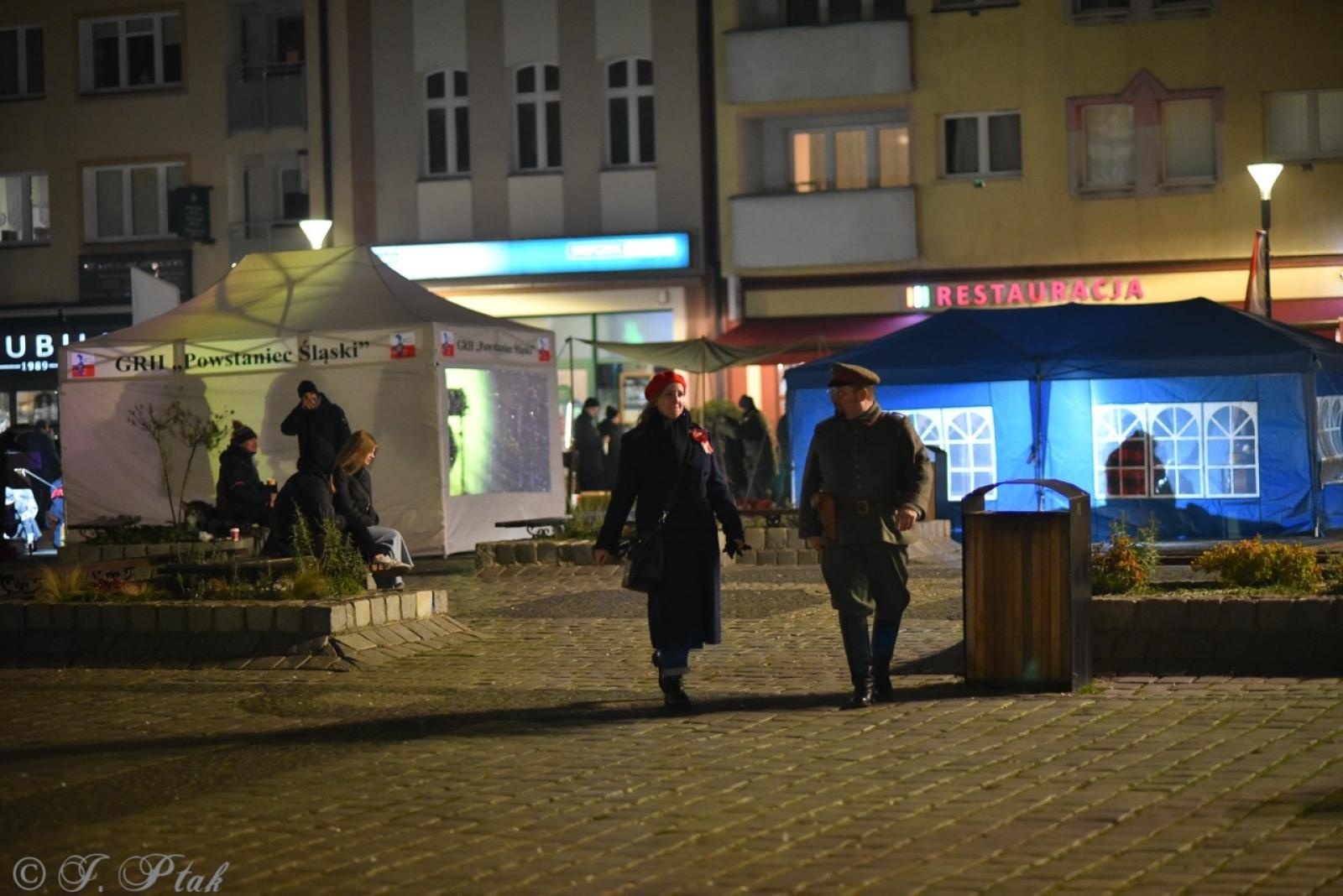 Zdjęcie w galerii na portalu naszraciborz.pl: Patriotyczne rytmy na Rynku – piknik Niepodległa w Raciborzu wiadomości z regionu