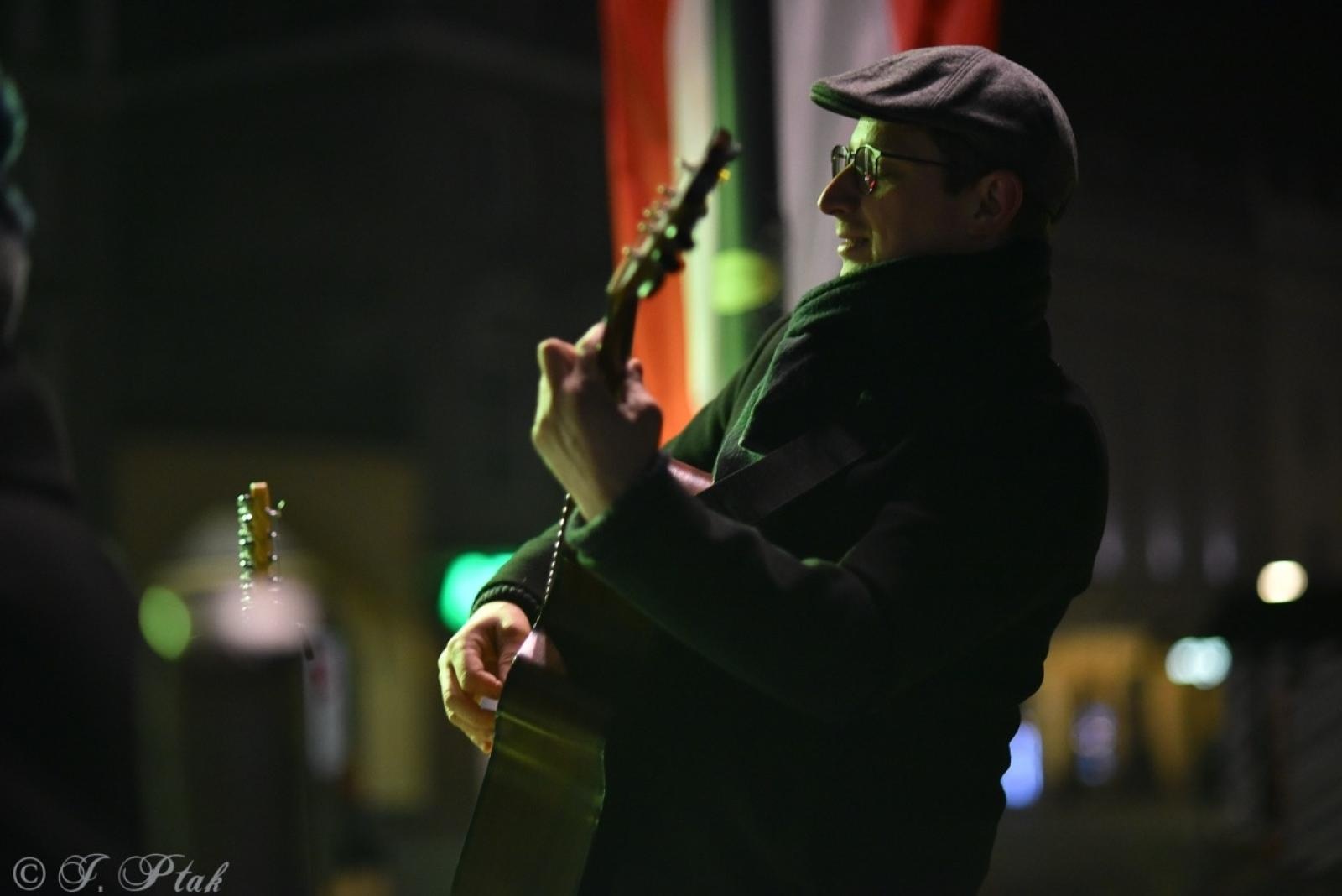 Zdjęcie w galerii na portalu naszraciborz.pl: Patriotyczne rytmy na Rynku – piknik Niepodległa w Raciborzu wiadomości z regionu