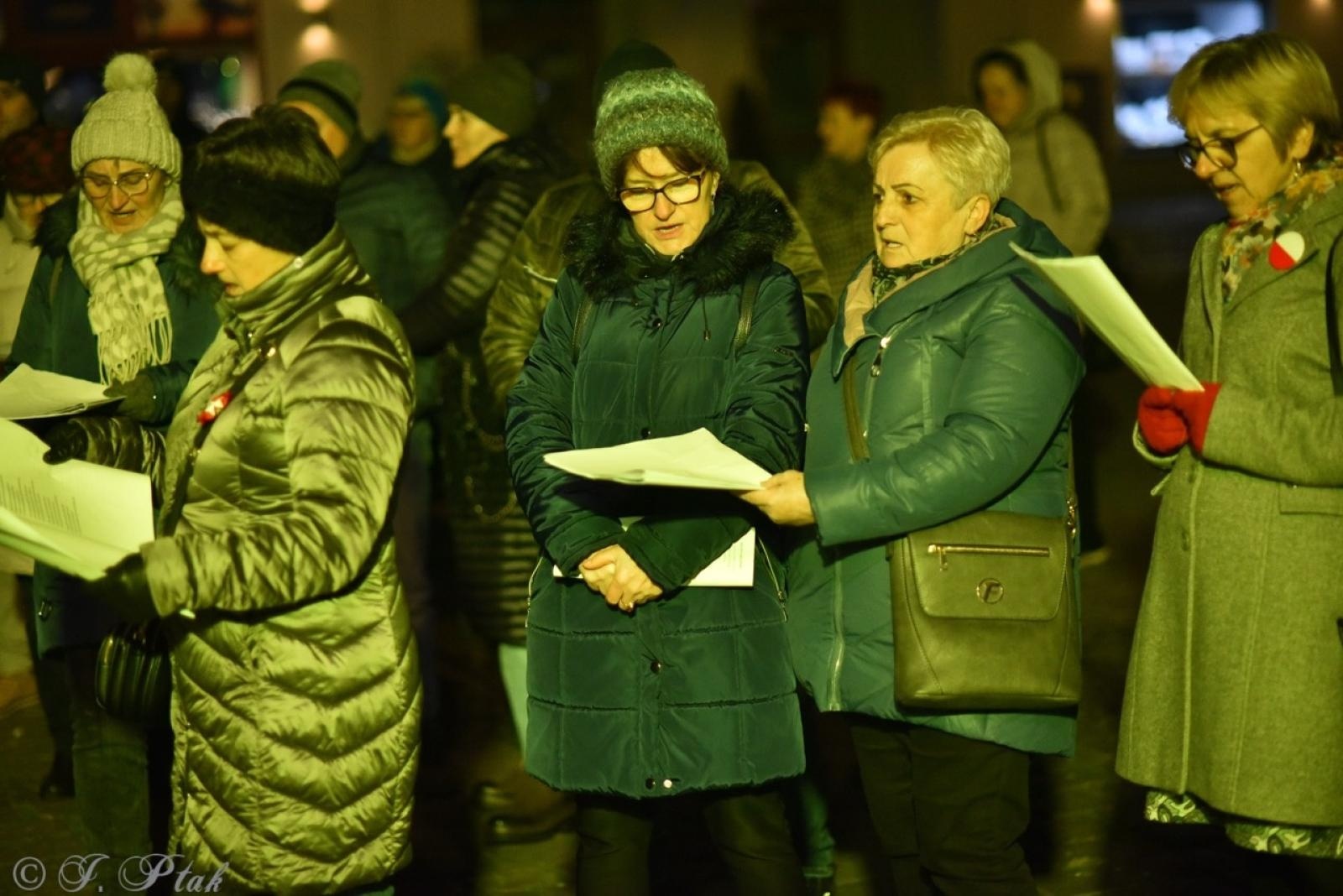 Zdjęcie w galerii na portalu naszraciborz.pl: Patriotyczne rytmy na Rynku – piknik Niepodległa w Raciborzu wiadomości z regionu