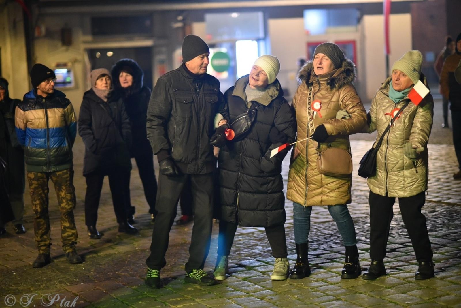 Zdjęcie w galerii na portalu naszraciborz.pl: Patriotyczne rytmy na Rynku – piknik Niepodległa w Raciborzu wiadomości z regionu