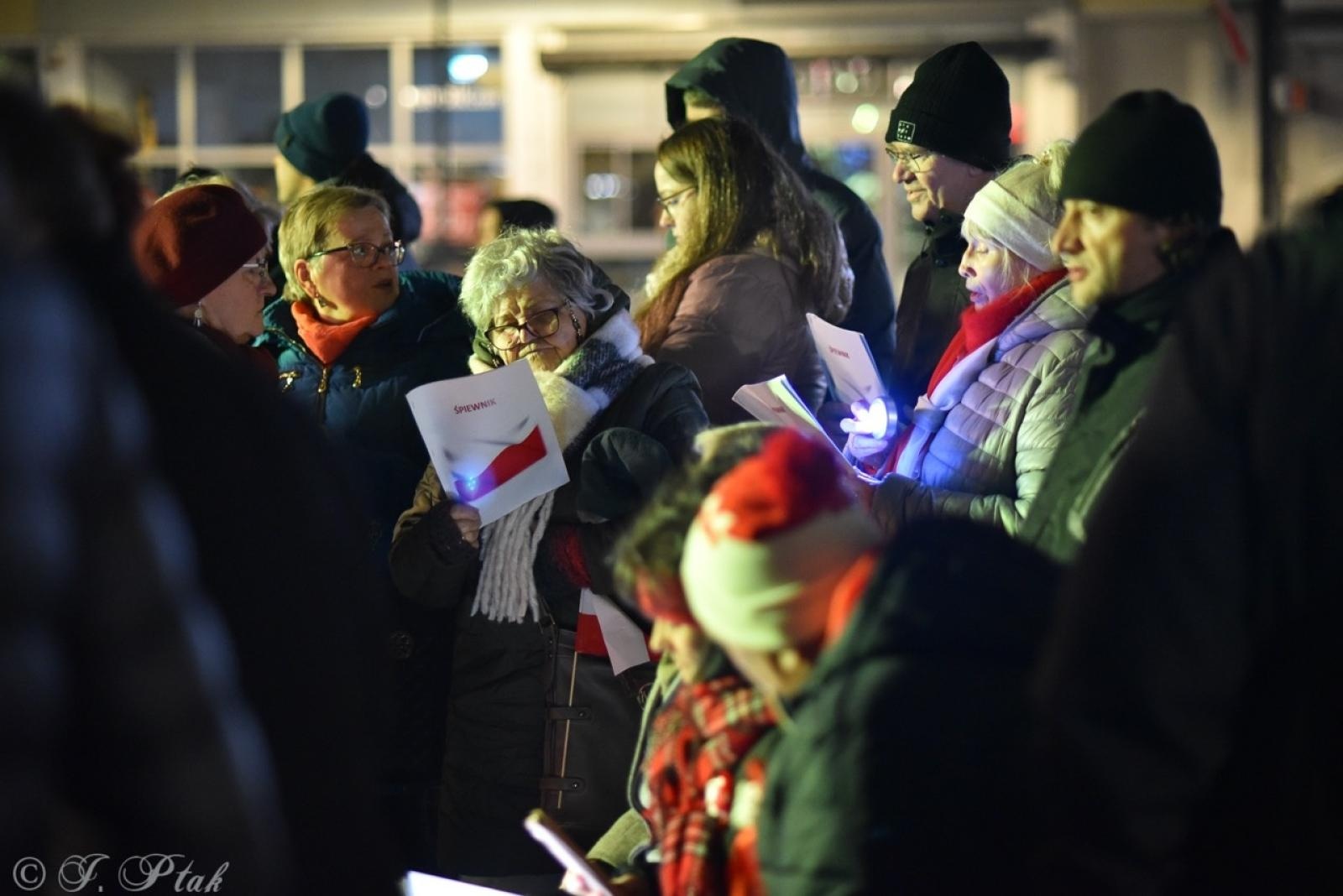 Zdjęcie w galerii na portalu naszraciborz.pl: Patriotyczne rytmy na Rynku – piknik Niepodległa w Raciborzu wiadomości z regionu