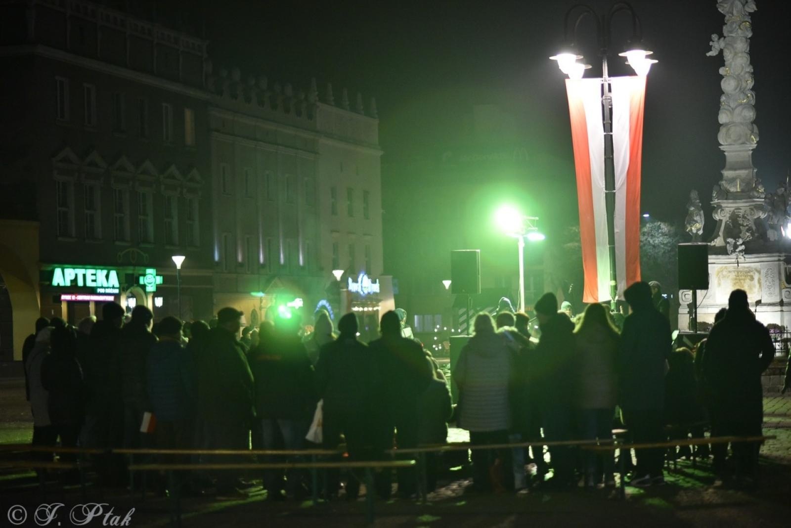 Zdjęcie w galerii na portalu naszraciborz.pl: Patriotyczne rytmy na Rynku – piknik Niepodległa w Raciborzu wiadomości z regionu