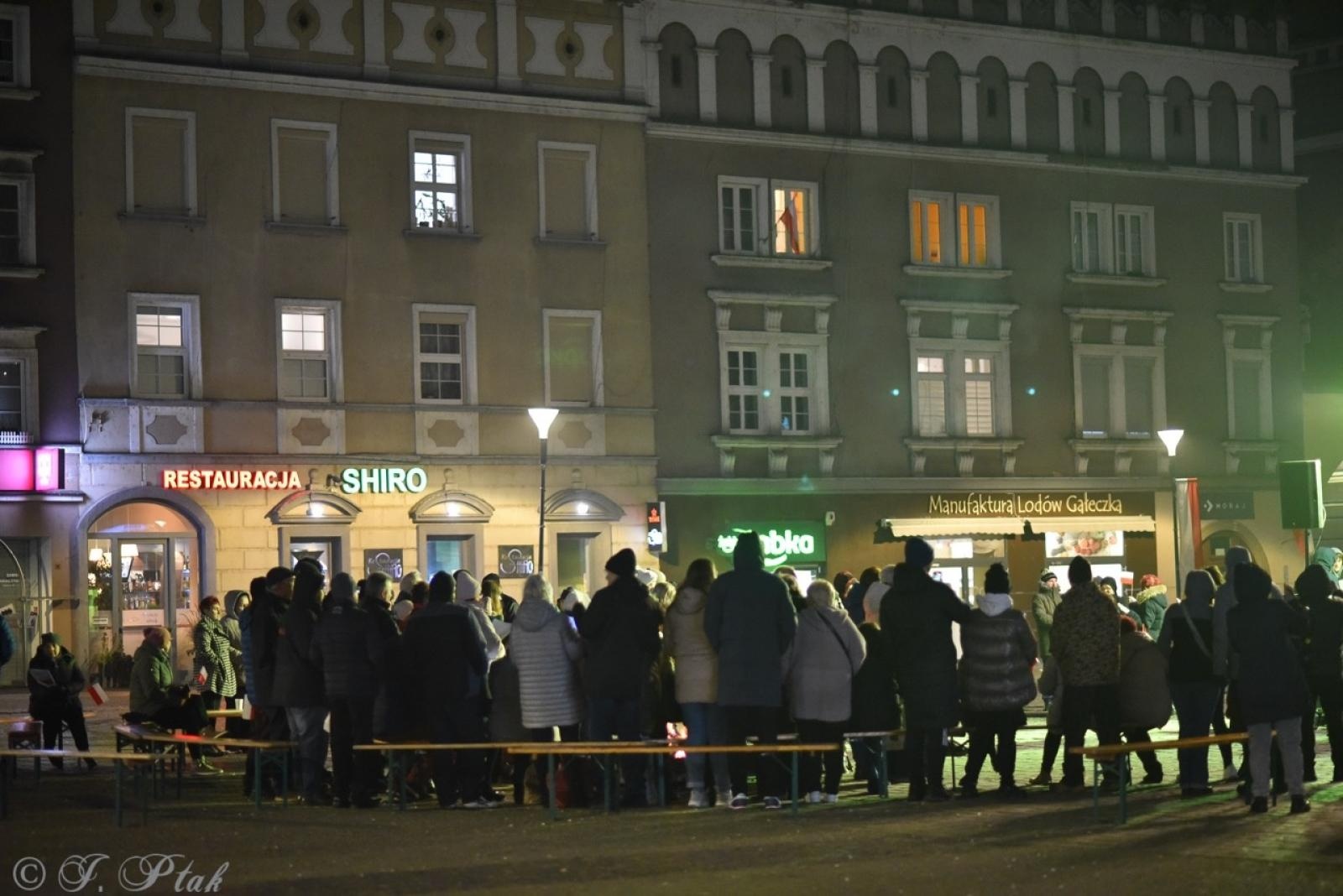 Zdjęcie w galerii na portalu naszraciborz.pl: Patriotyczne rytmy na Rynku – piknik Niepodległa w Raciborzu wiadomości z regionu