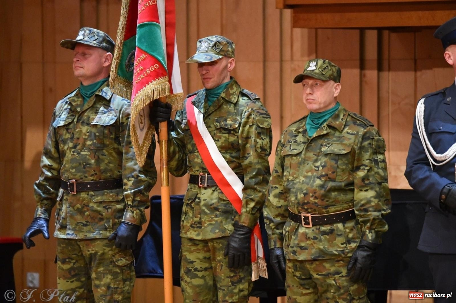 Zdjęcie w galerii na portalu naszraciborz.pl: Narodowe Święto Niepodległości. Wspólny apel raciborskich służb mundurowych [FOTO i WIDEO] wiadomości z regionu