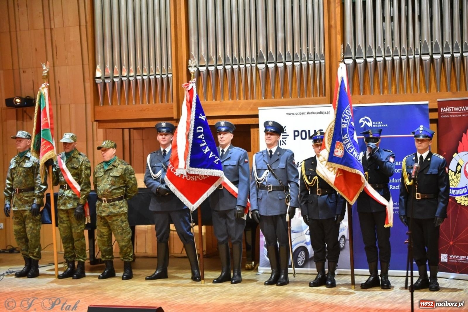 Zdjęcie w galerii na portalu naszraciborz.pl: Narodowe Święto Niepodległości. Wspólny apel raciborskich służb mundurowych [FOTO i WIDEO] wiadomości z regionu